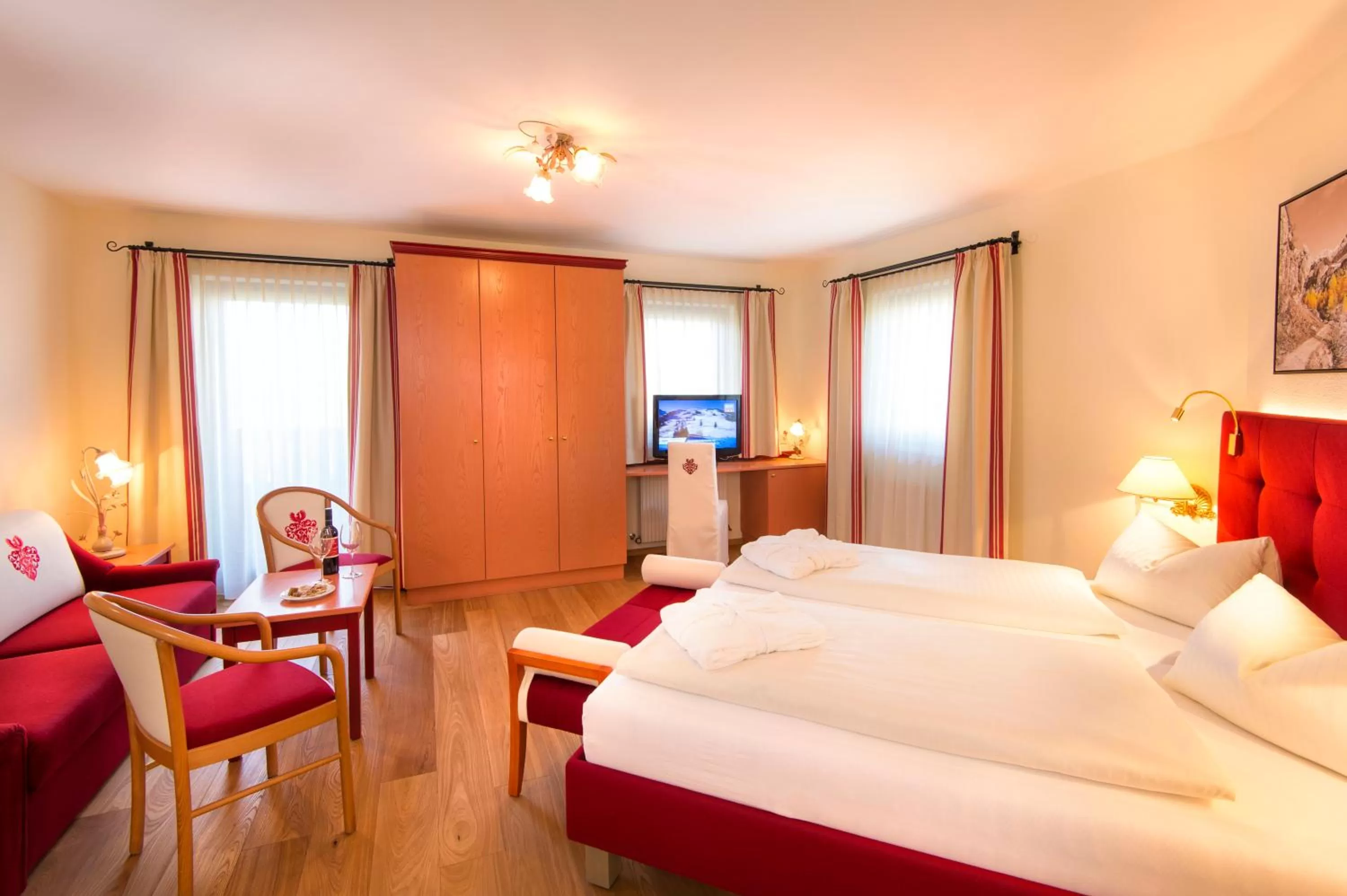 Photo of the whole room, Bed in Hotel Zum Jungen Römer