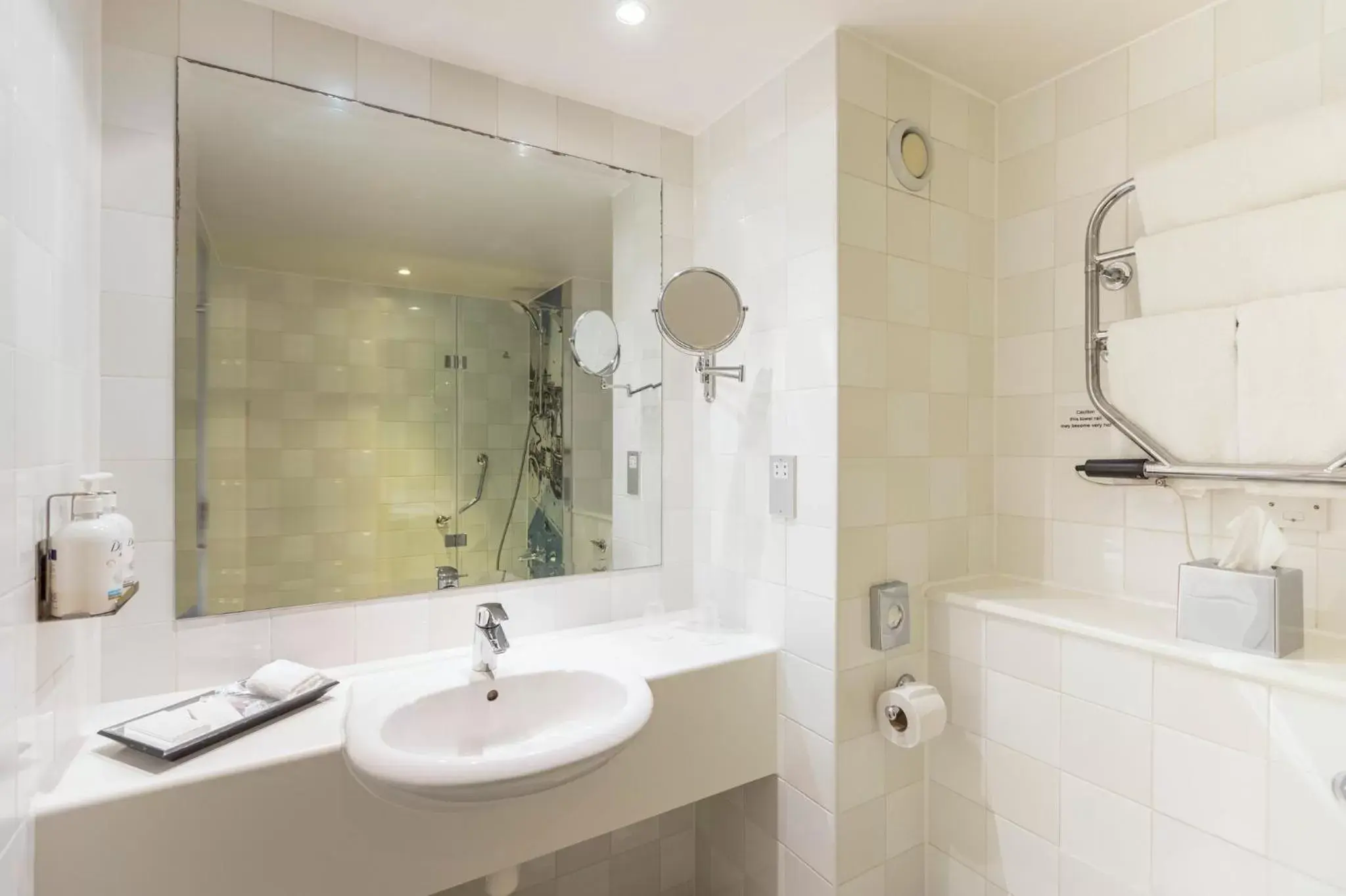 Bathroom in Holiday Inn Oxford, an IHG Hotel