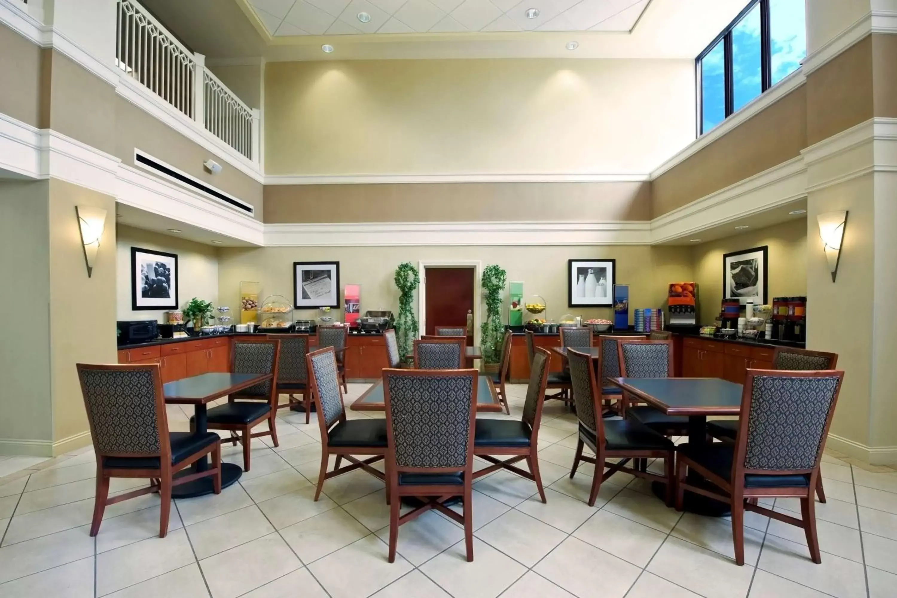 Breakfast, Restaurant/Places to Eat in Hampton Inn & Suites-Atlanta Airport North-I-85
