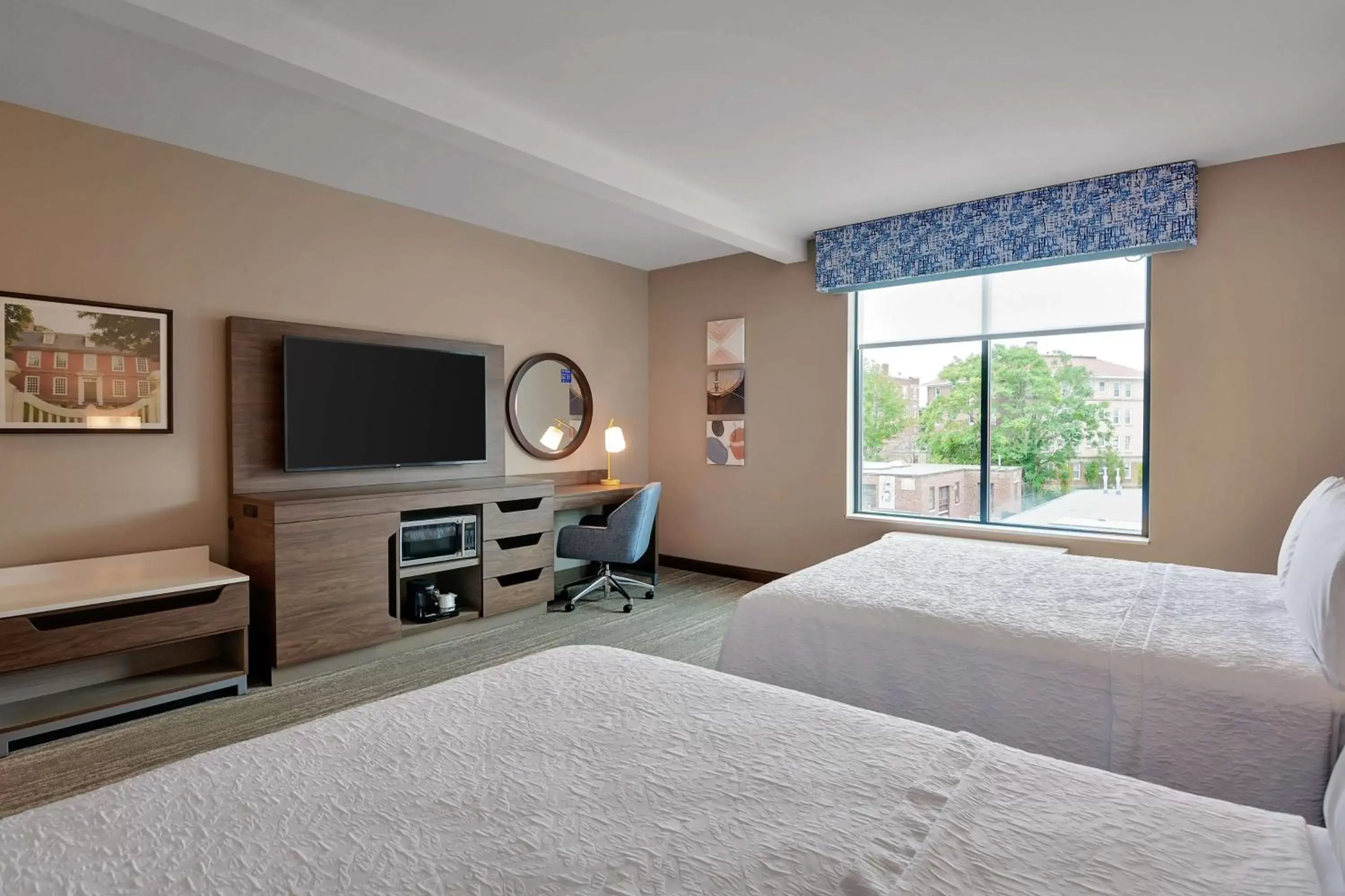 Bedroom, Bed in Hampton Inn Salem, Ma