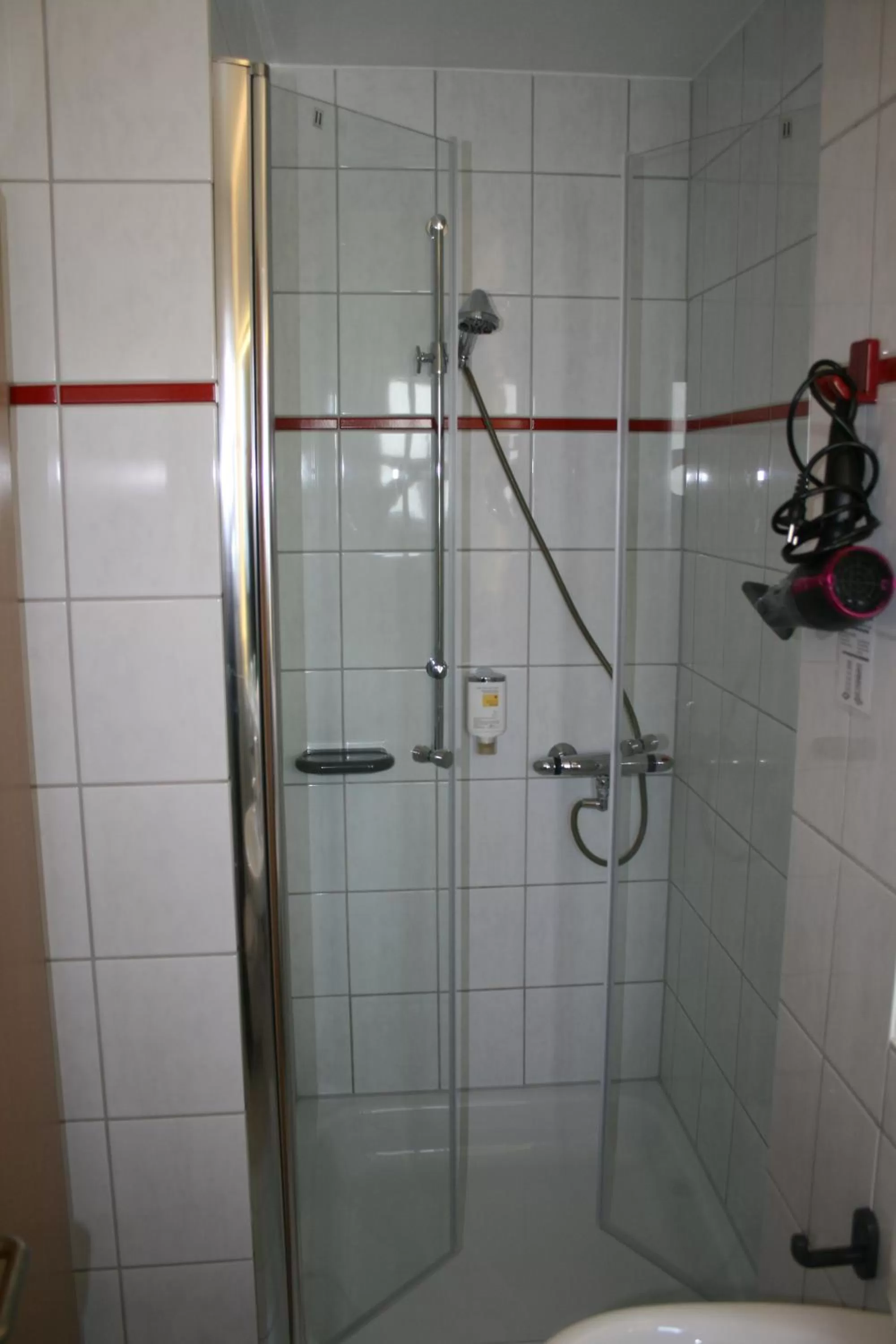 Photo of the whole room in HOTEL PARQÉO im A66