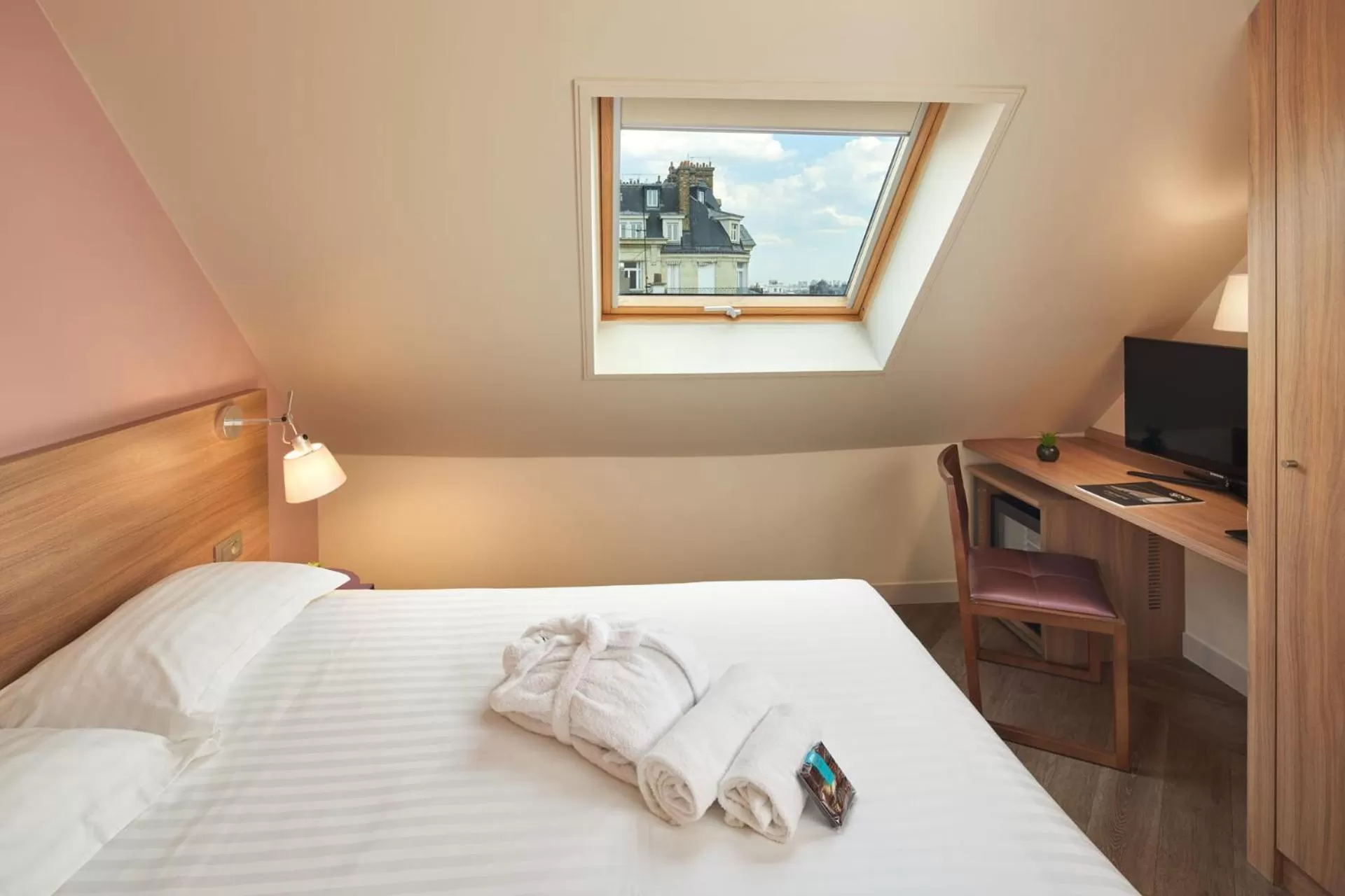 Classic Room with Shower in Hôtel de Sévigné