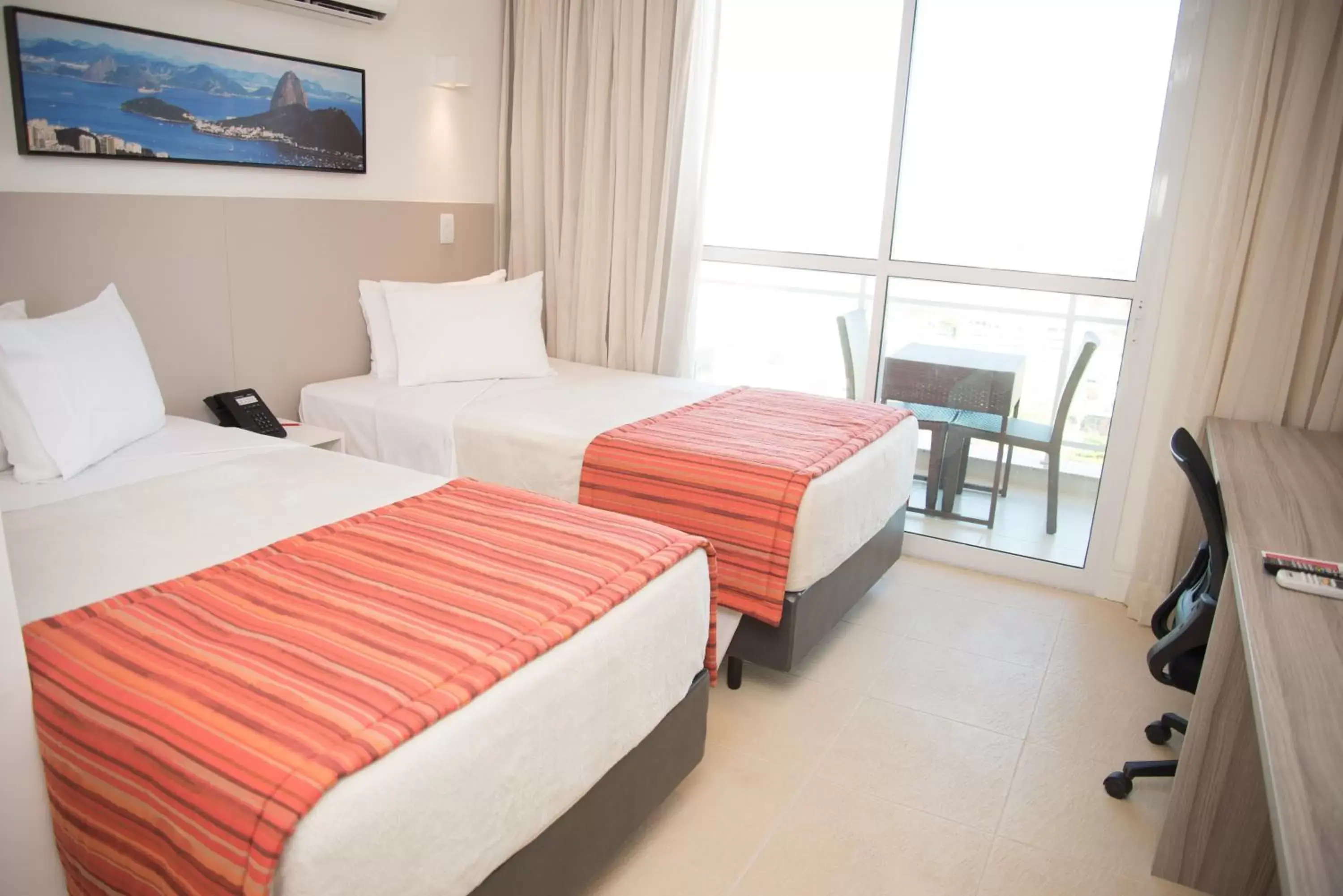 Coffee/tea facilities, Bed in Ramada by Wyndham Macae Hotel & Suites Coffee/tea facilities, Bed in Ramada by Wyndham Macae Hotel & Suites