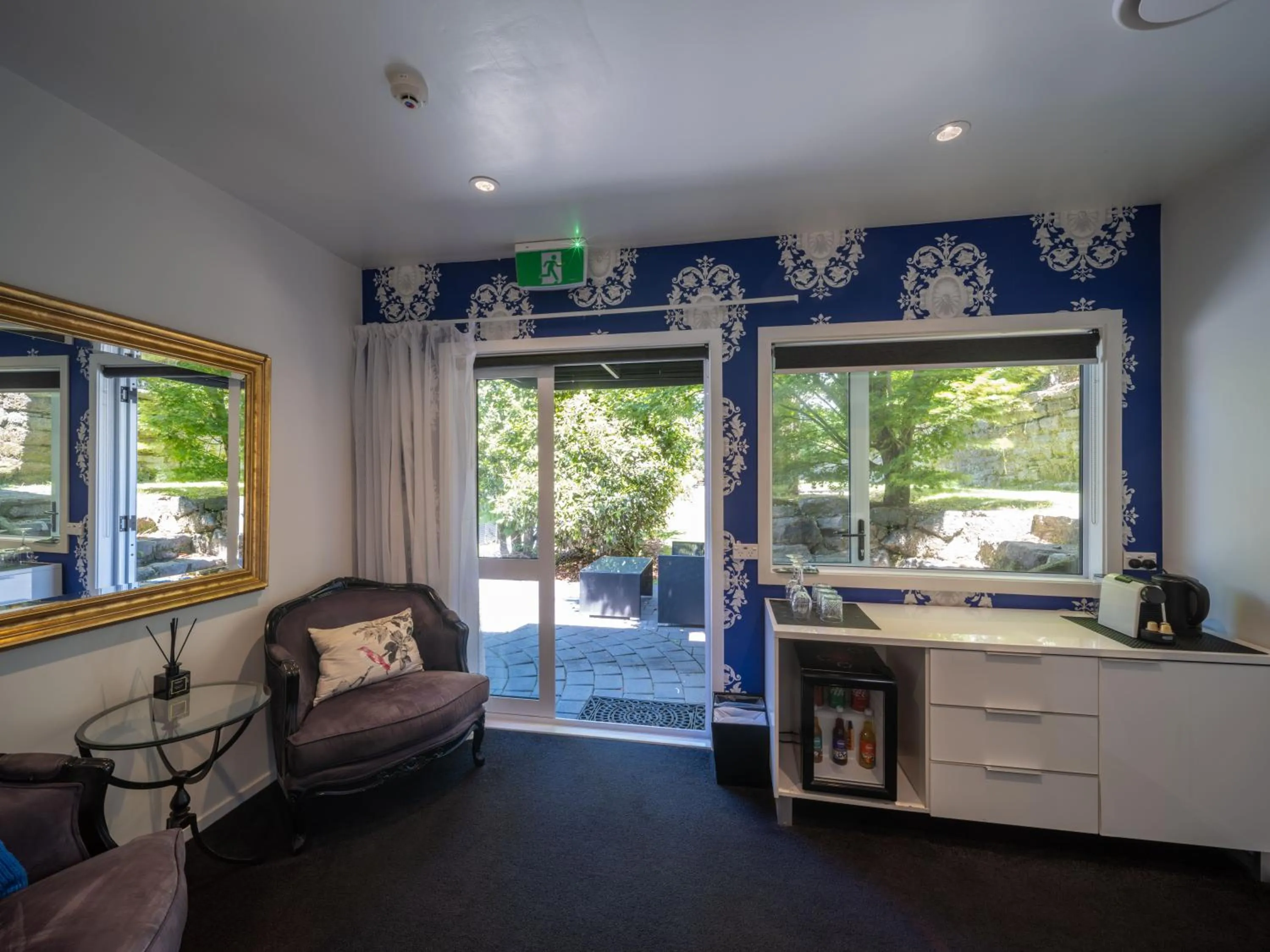 Kitchen or kitchenette in Black Swan Lakeside Boutique Hotel