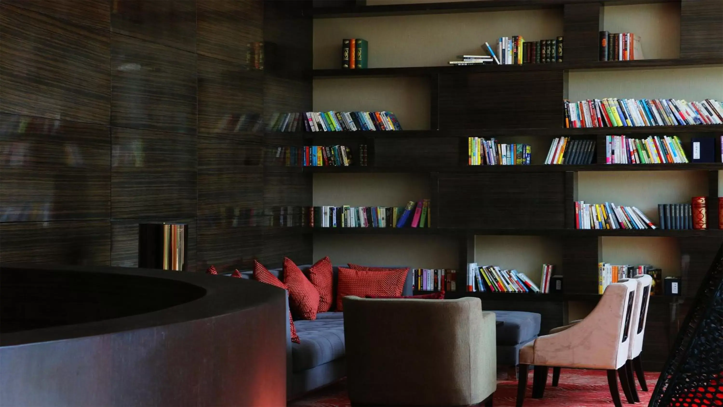 Lounge or bar, Library in Holiday Inn Nanchang Riverside, an IHG Hotel