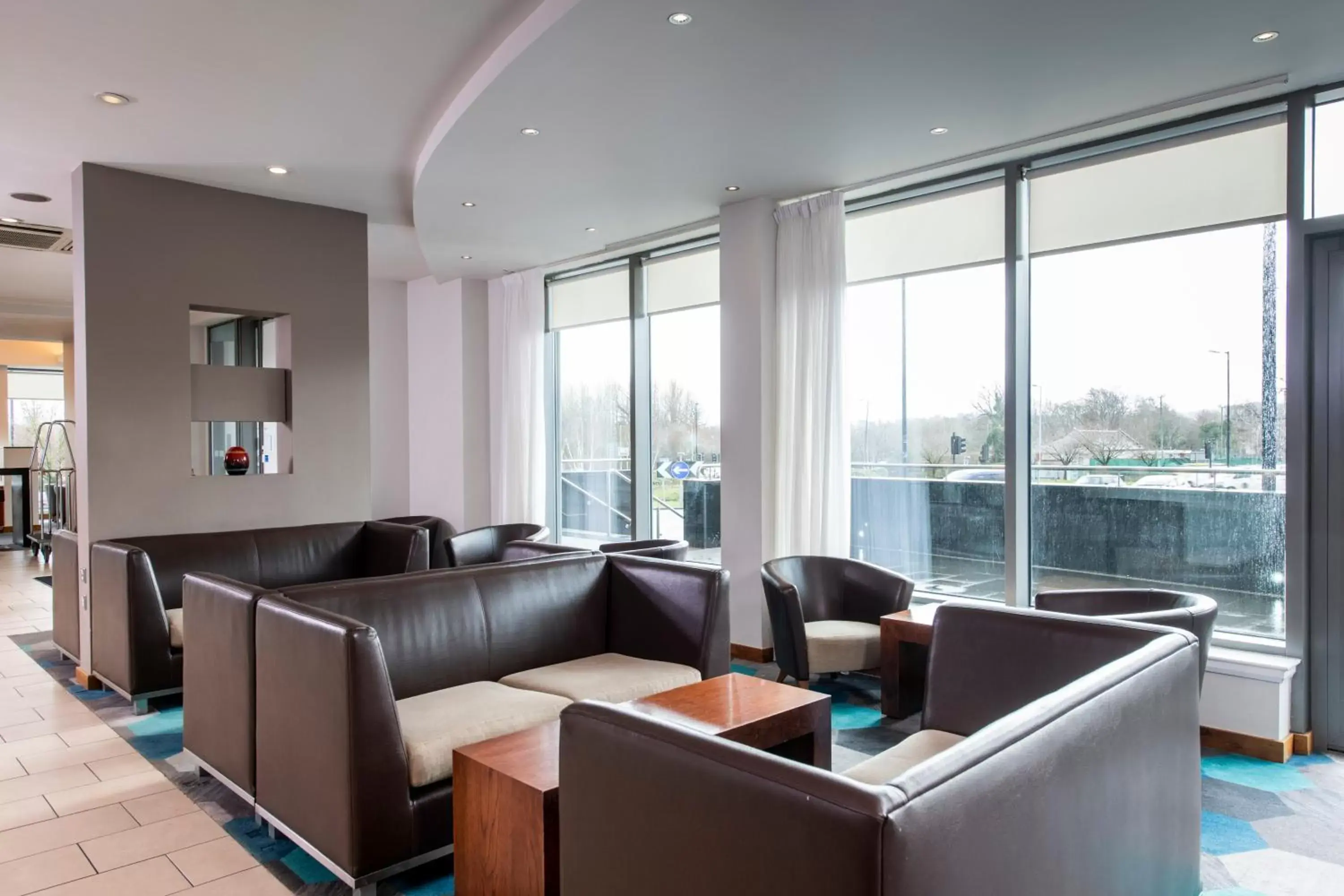 Lounge or bar, Seating Area in Holiday Inn Express Hamilton, an IHG Hotel