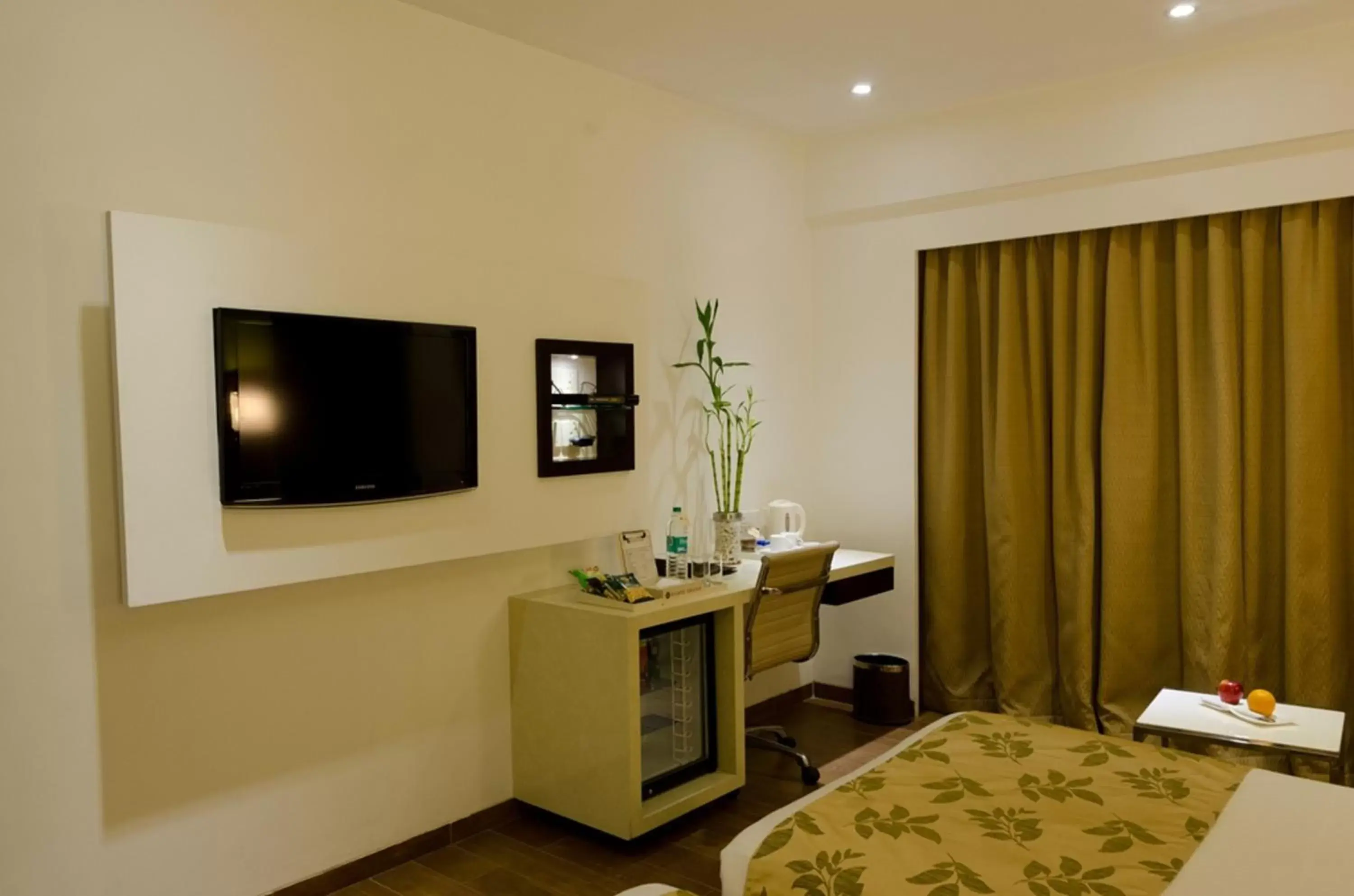 Bedroom, TV/Entertainment Center in Ramee Grand Hotel and Spa, Pune
