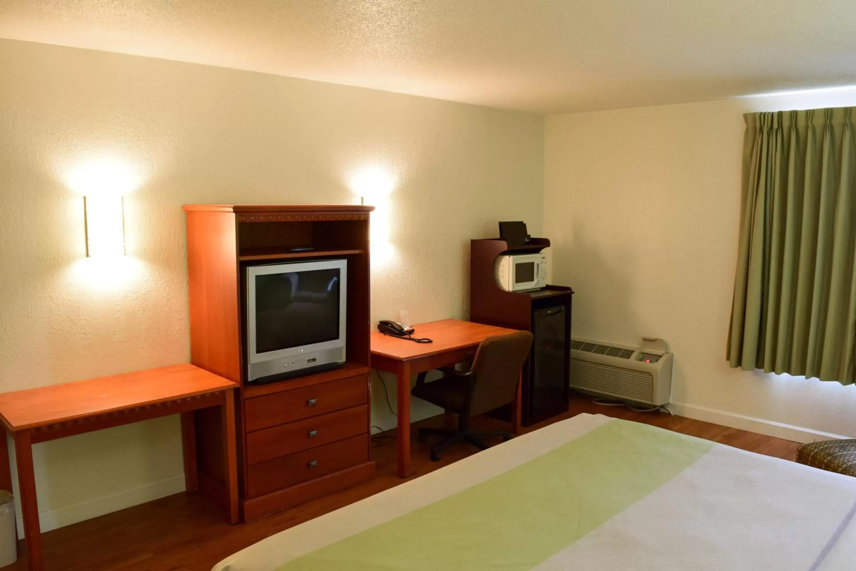 Lobby or reception, TV/Entertainment Center in Motel 6-Springfield, OH