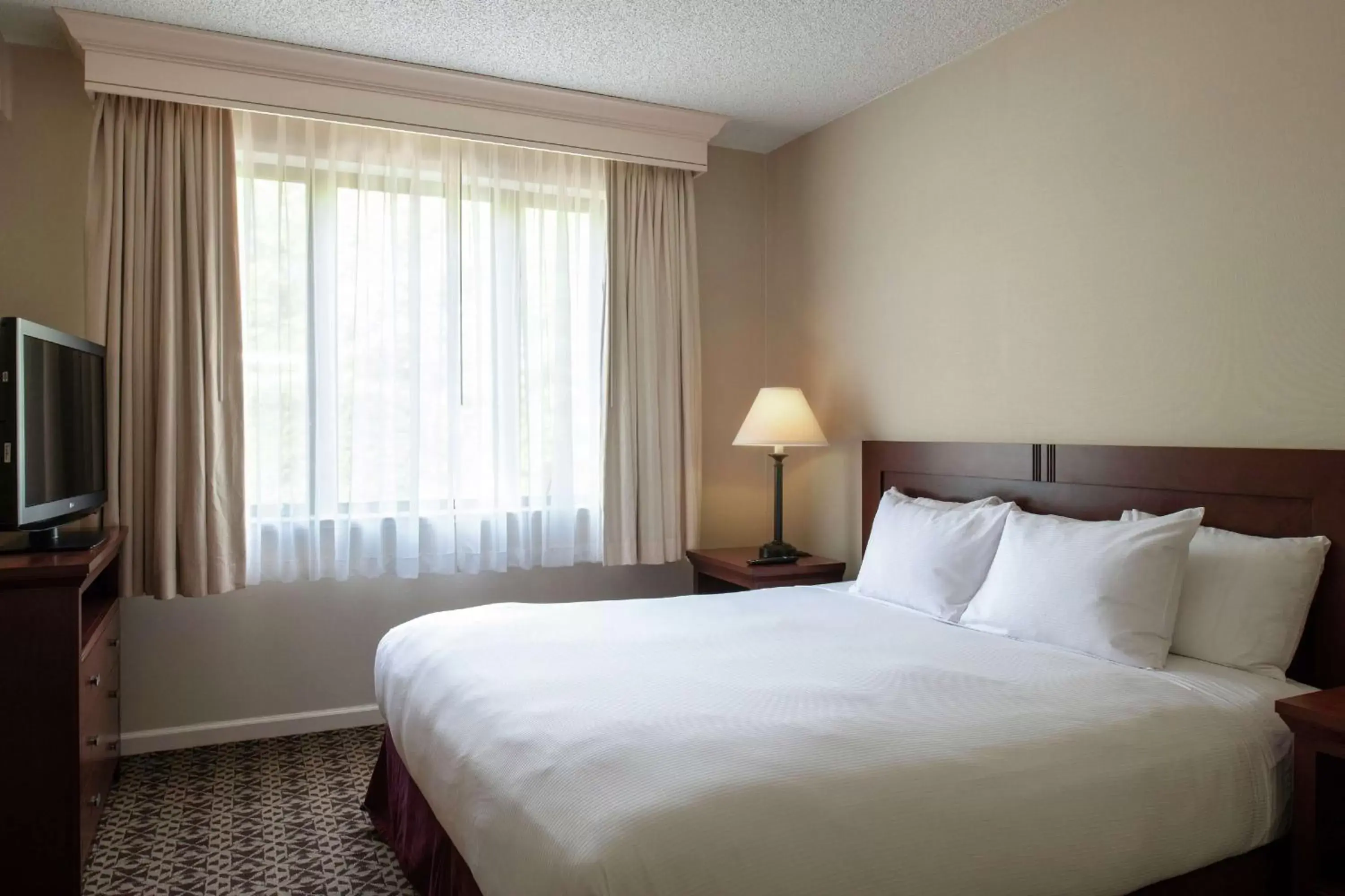 Bedroom, Bed in DoubleTree Suites by Hilton Mount Laurel