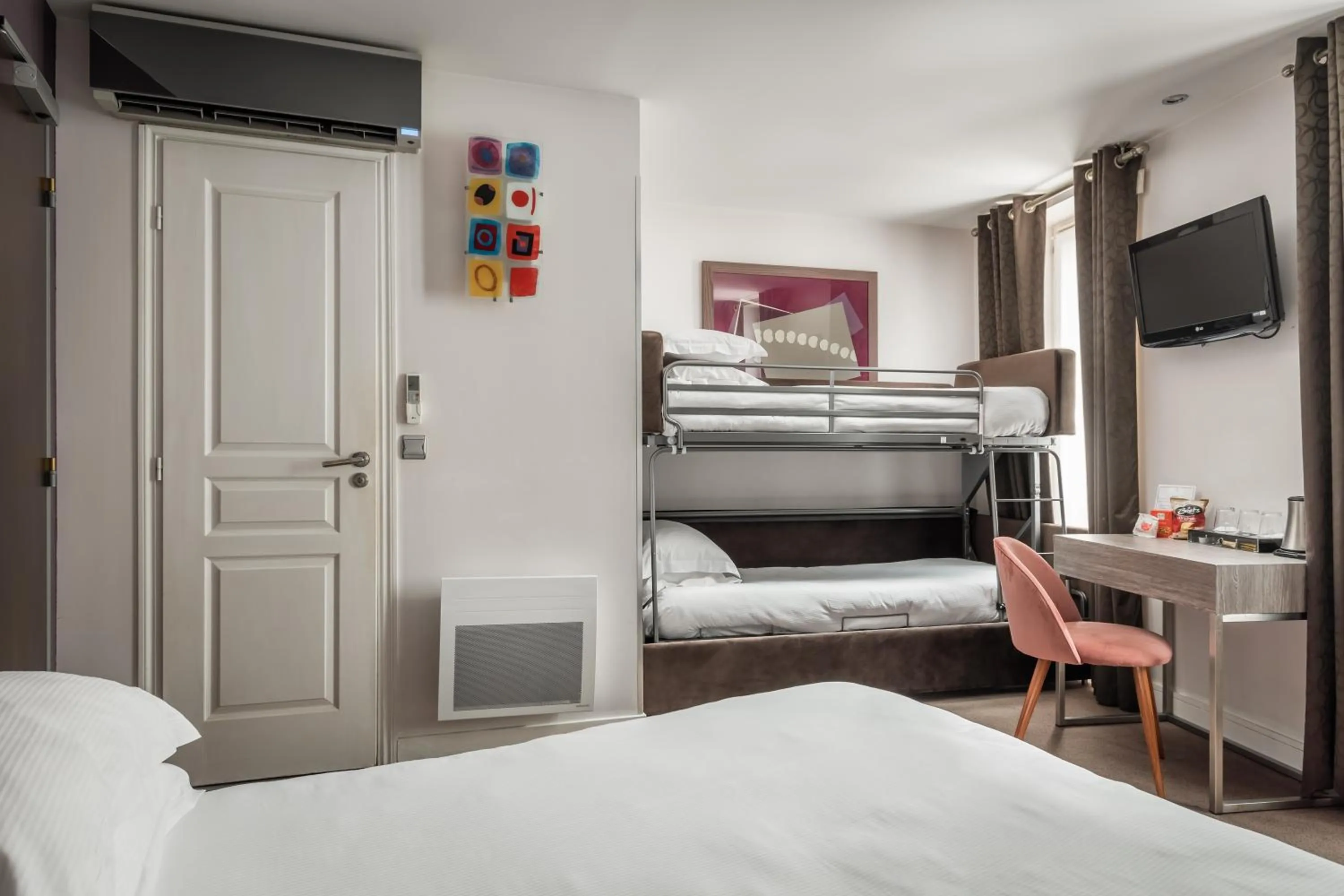 bunk bed, Bed in Arc De Triomphe