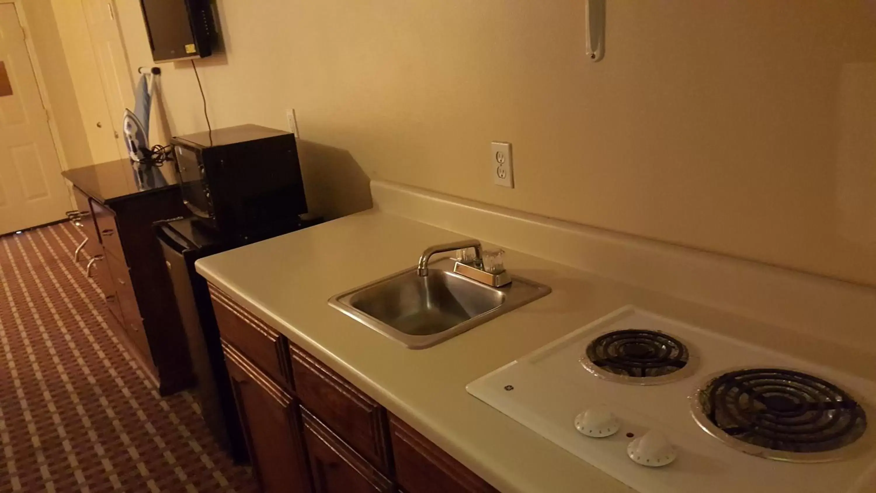 Kitchen/Kitchenette in Deluxe Inn and Suites