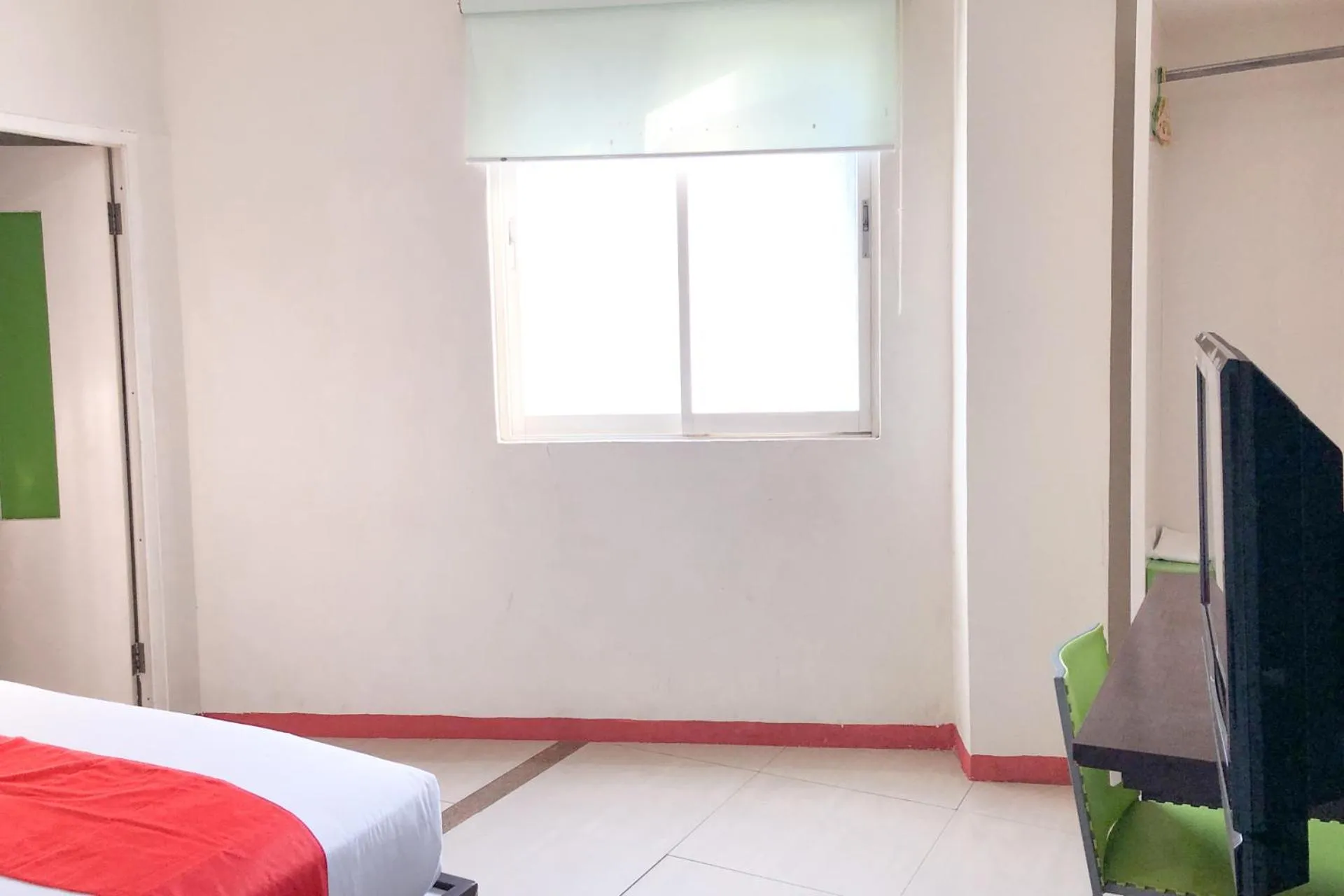 Bed in RedDoorz near Pantai Pede