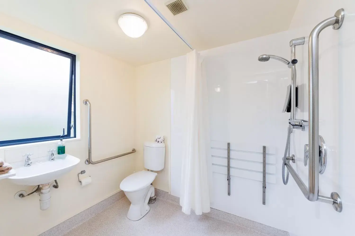 Facility for disabled guests, Bathroom in Bella Vista Motel Palmerston North