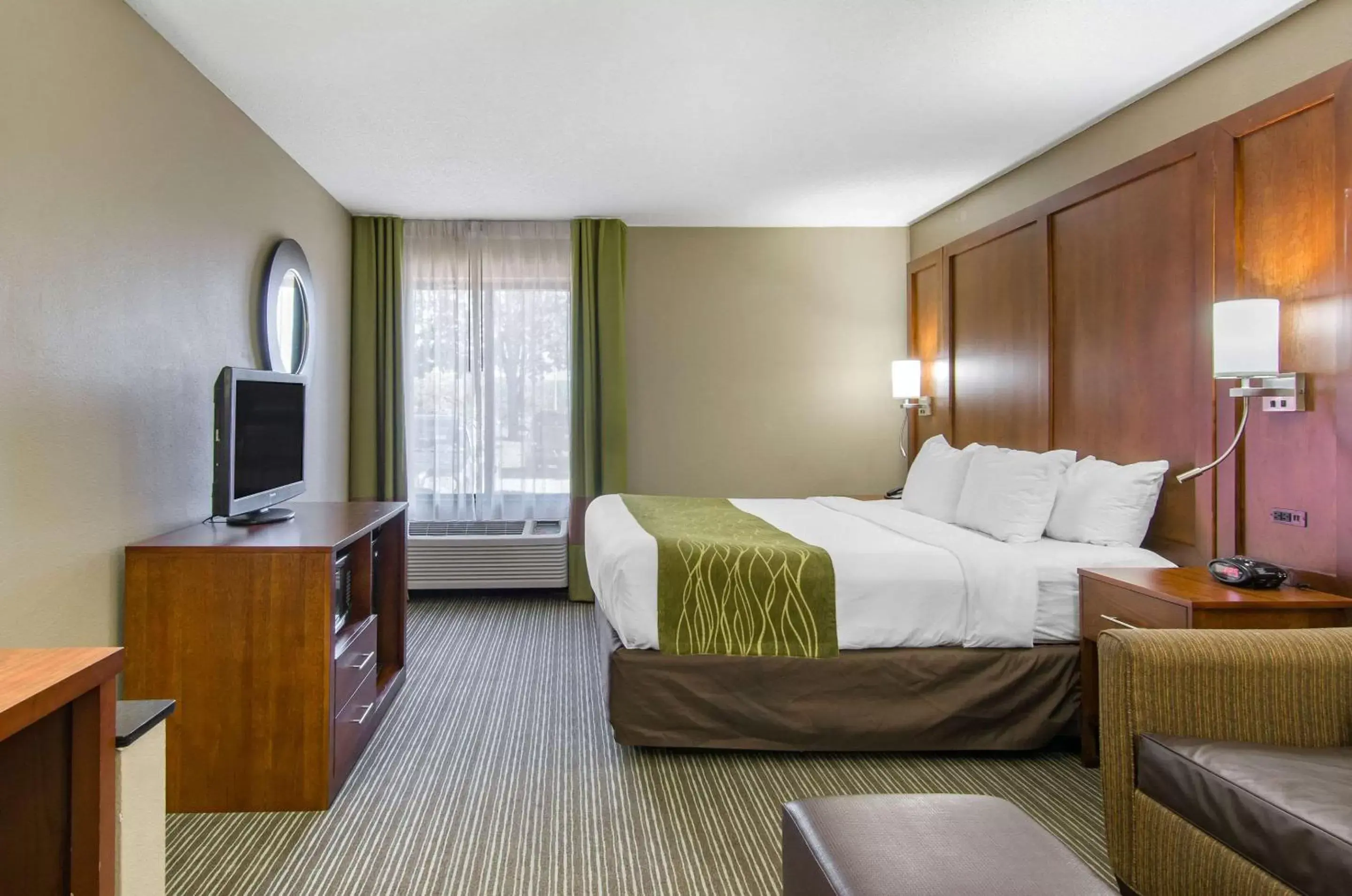 Photo of the whole room, Bed in Comfort Inn & Suites Near Worlds of Fun