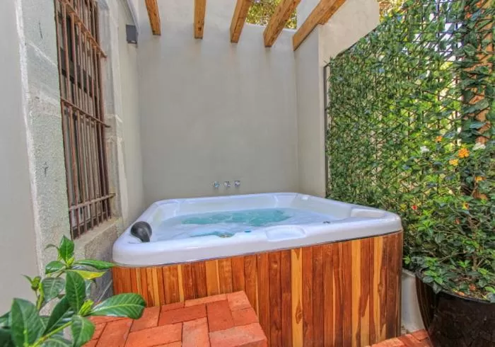 Antigua Trece Hotel Fusión