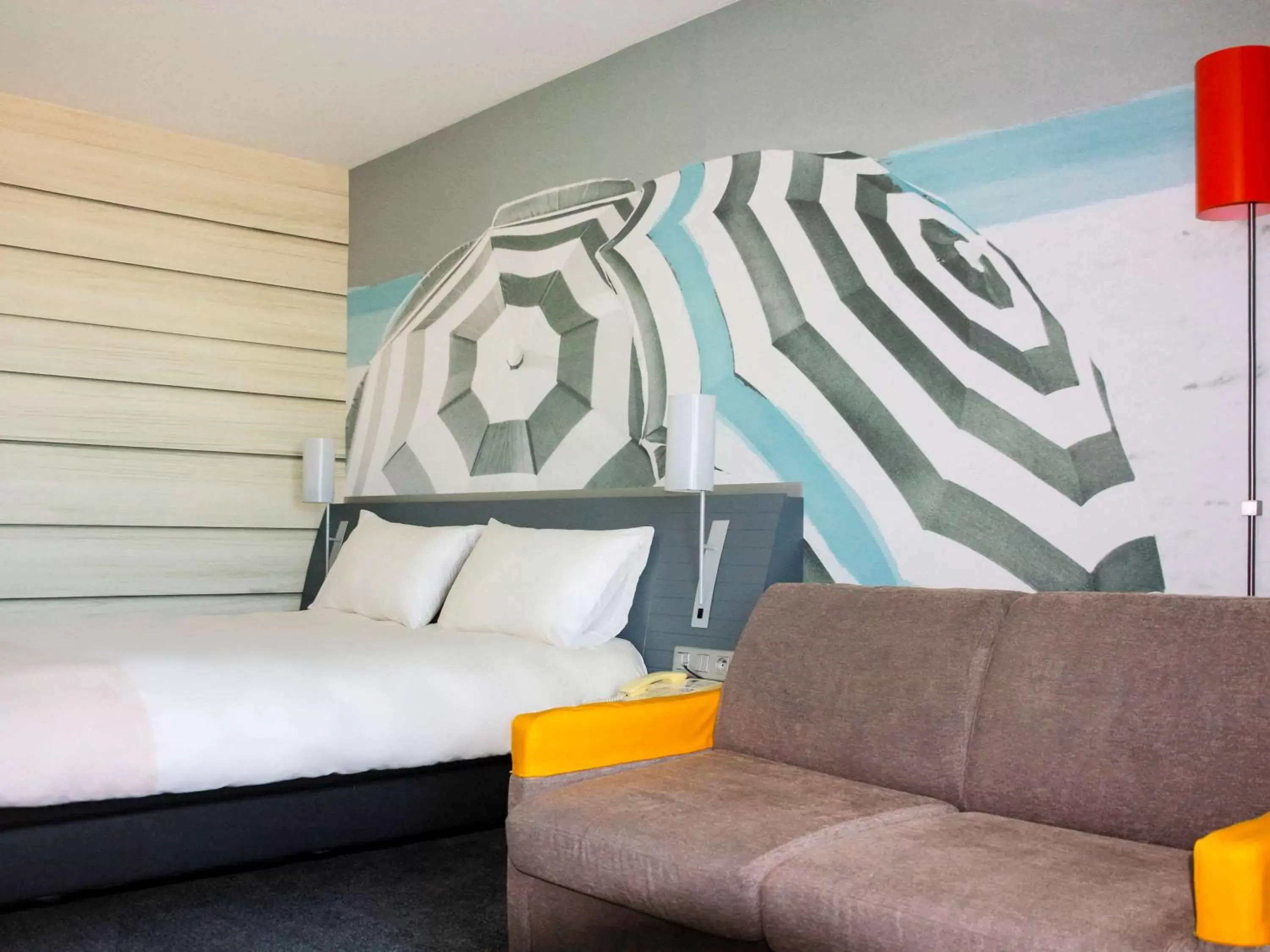 Photo of the whole room, Seating Area in Ibis styles Toulon la Seyne sur Mer