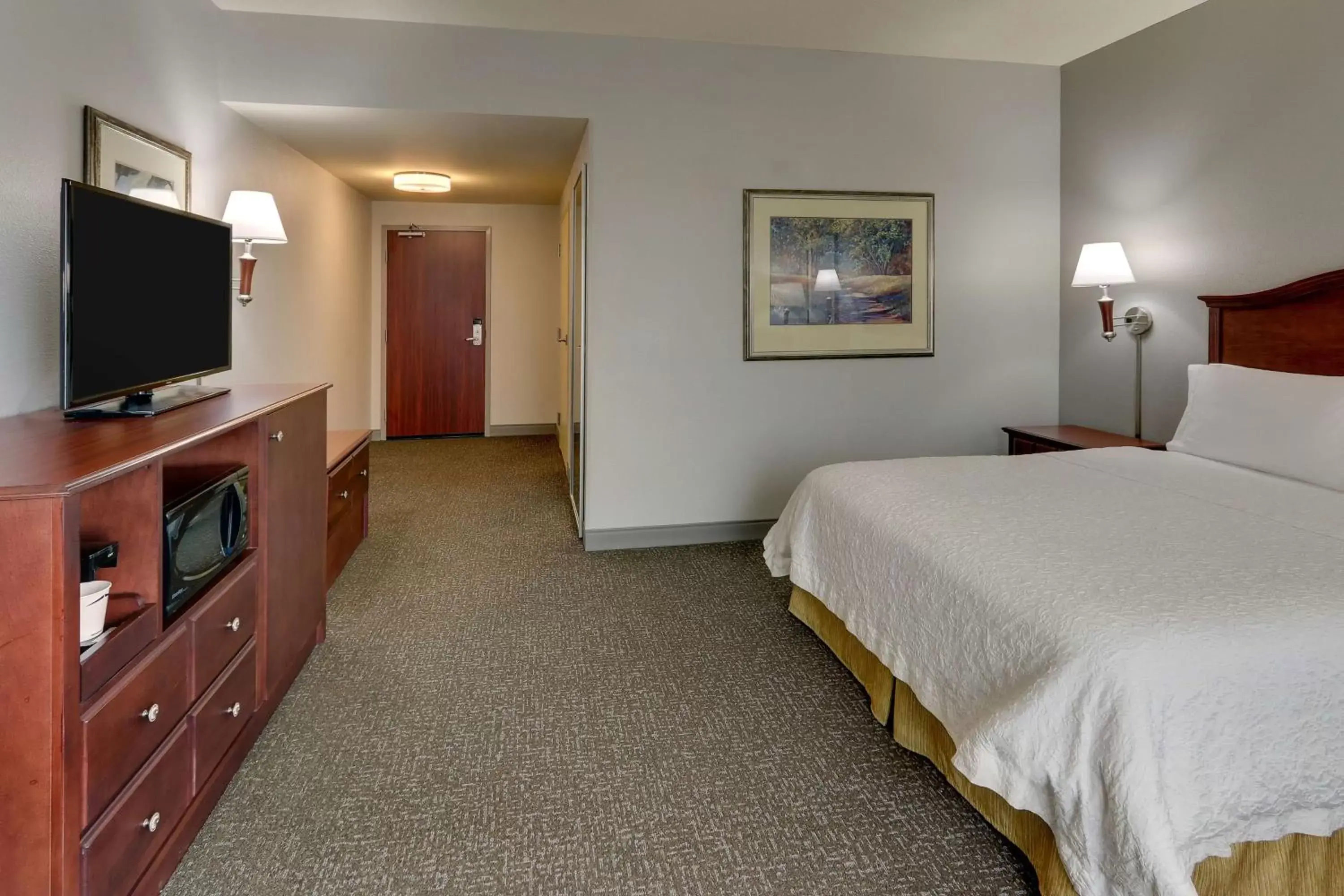 Bedroom, Bed in Hampton Inn & Suites Indianapolis-Airport