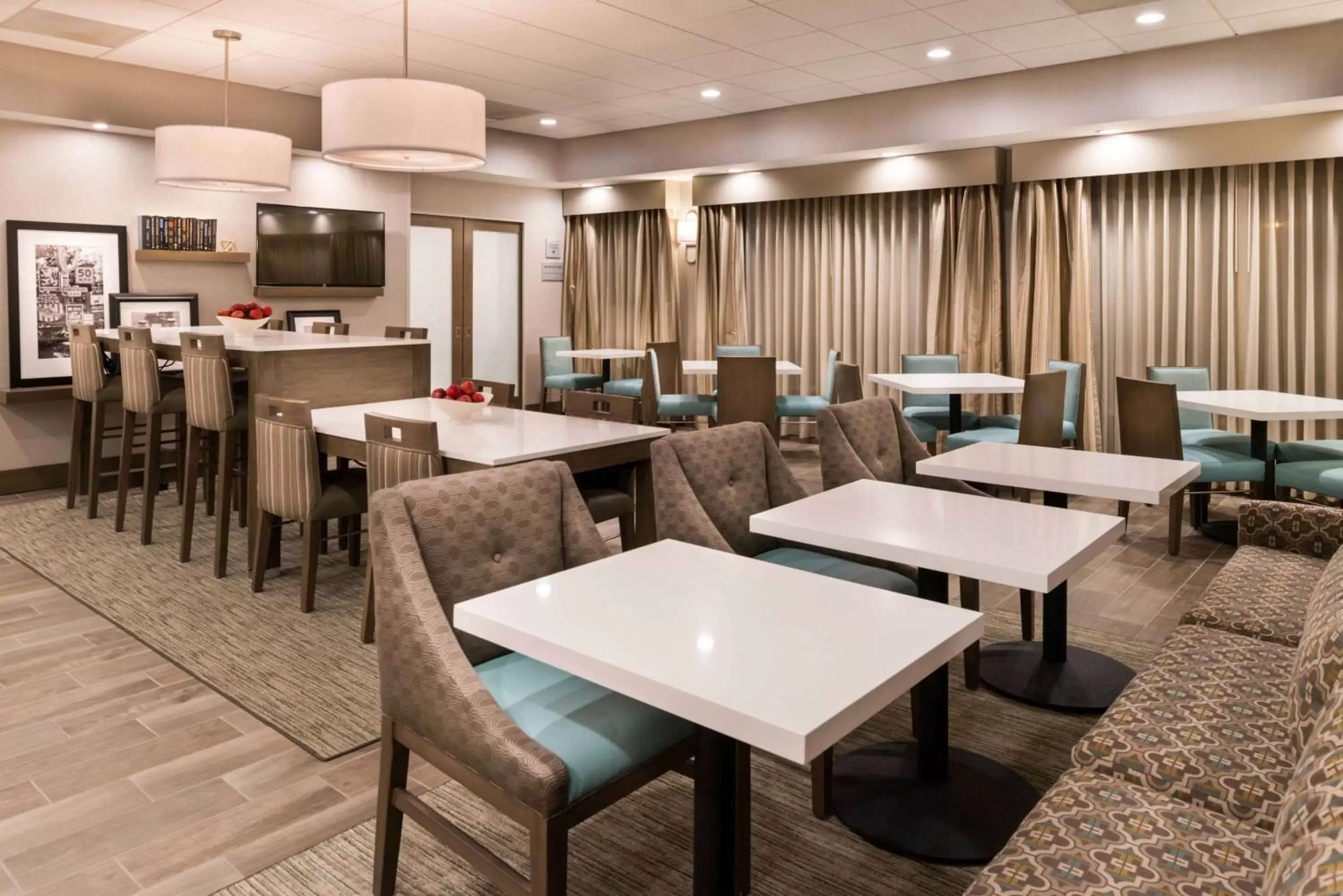 Restaurant/Places to Eat in Hampton Inn Channel Islands Harbor