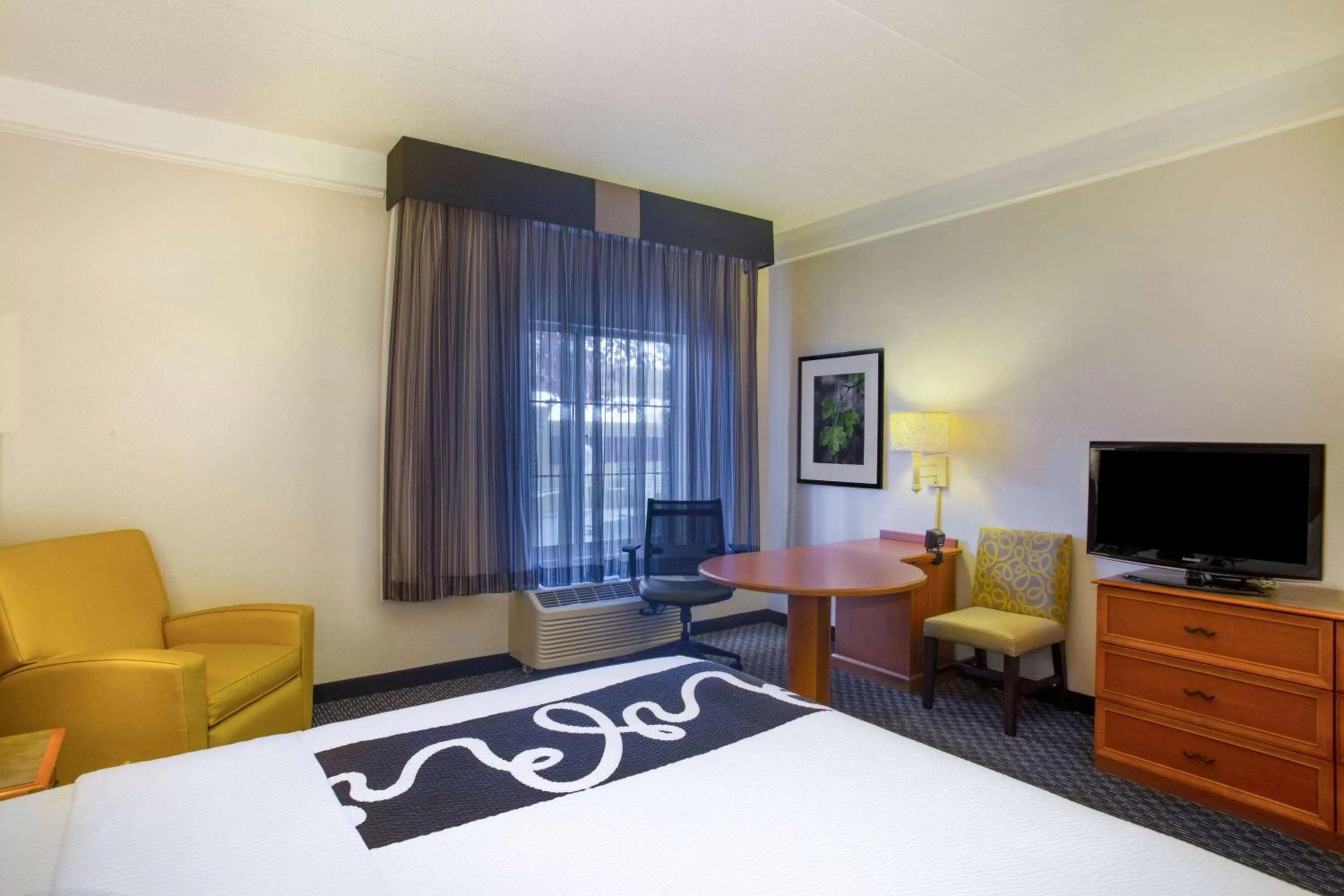 Photo of the whole room, Bed in La Quinta by Wyndham St. Louis Westport