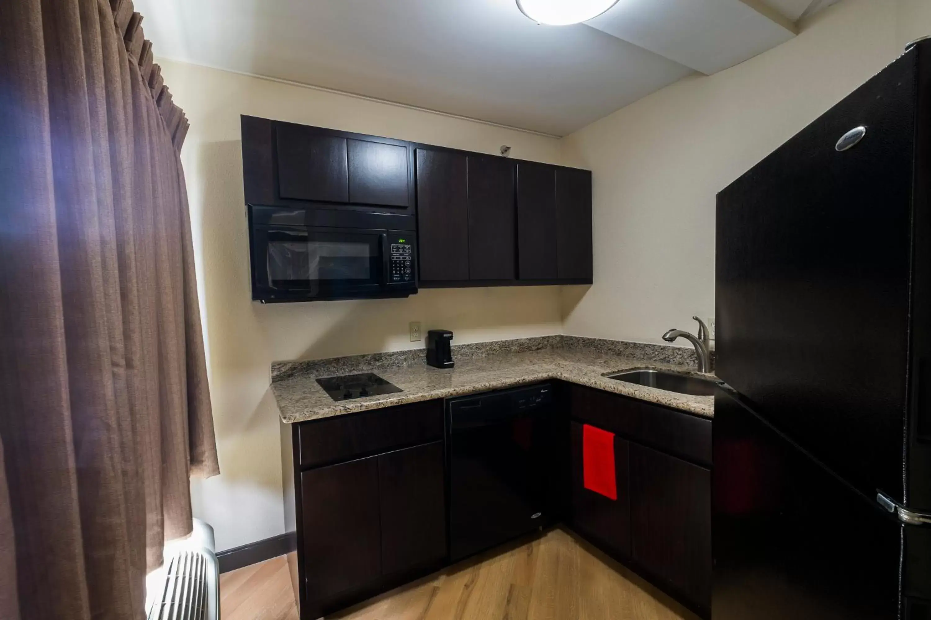 Photo of the whole room, Kitchen/Kitchenette in Red Roof Inn PLUS+ Houston - Energy Corridor