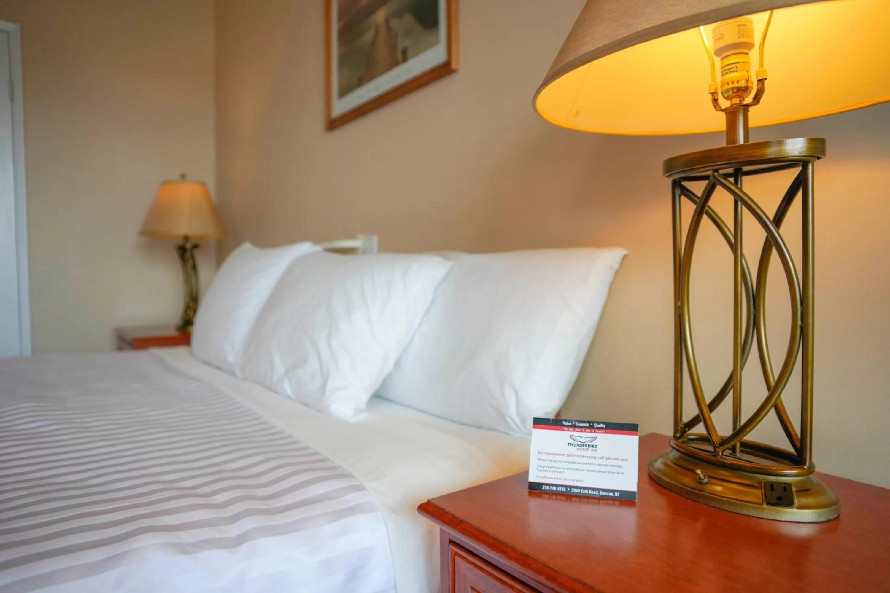 Bed in Thunderbird Motor Inn