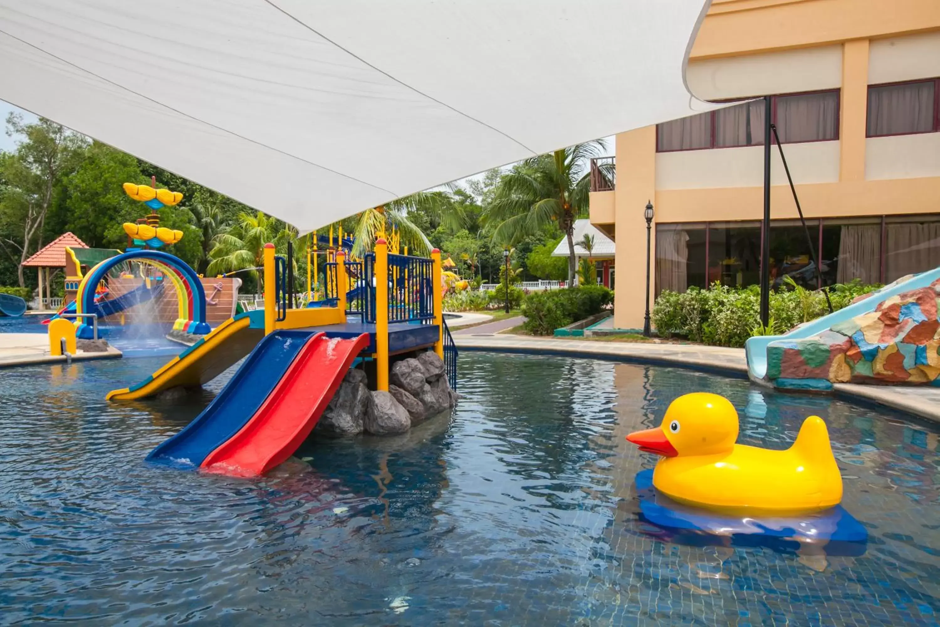 Swimming pool in Amverton Heritage Resort