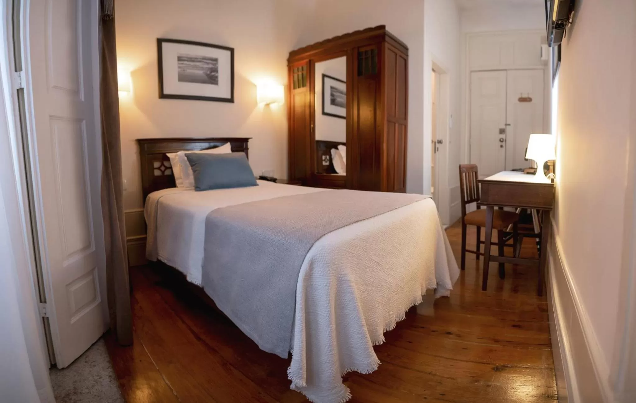 Property building, Bed in Hotel Aliados