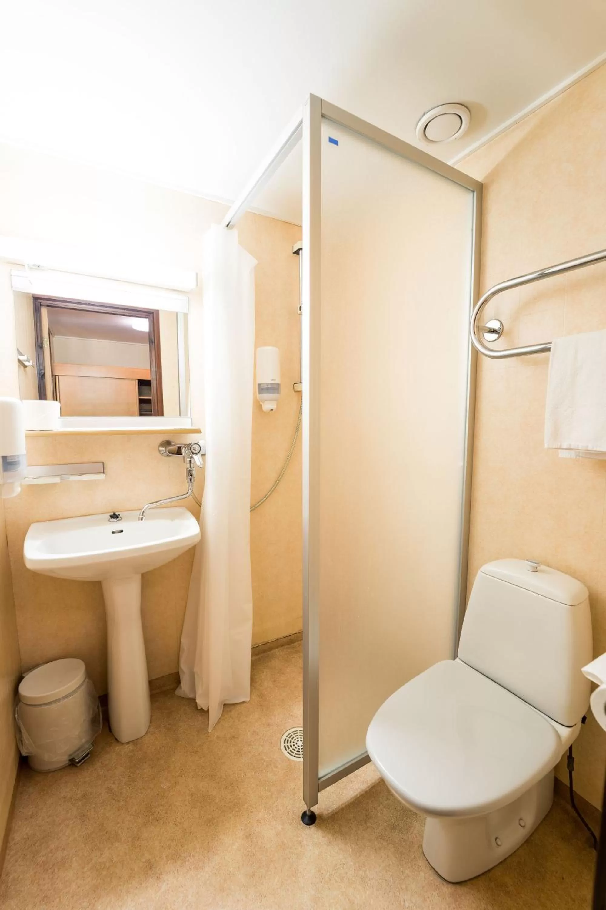 Bathroom in Budget Hotel Raahe