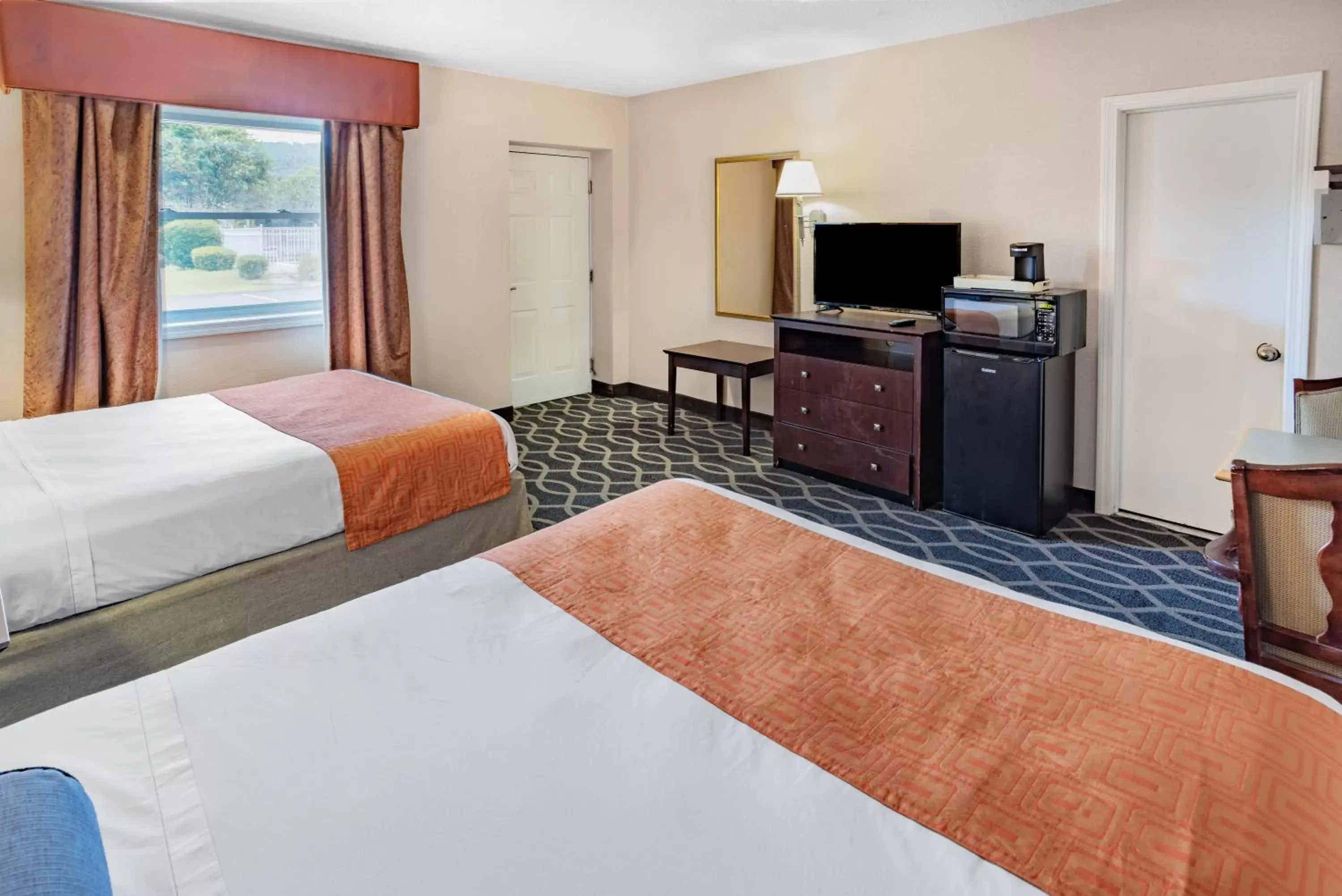 Bed in Howard Johnson by Wyndham Lenox Bed in Howard Johnson by Wyndham Lenox