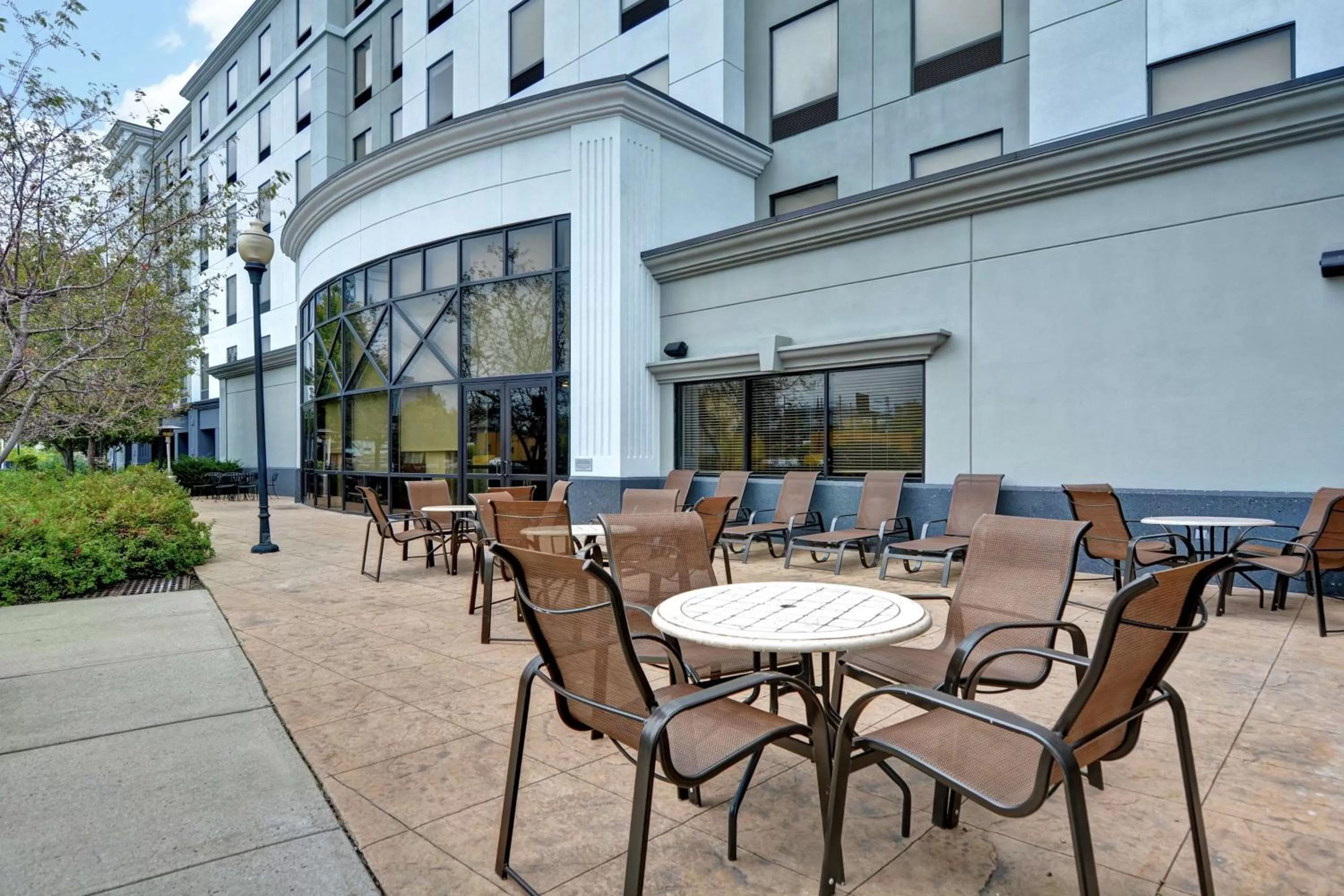 Patio in Hampton Inn & Suites Newark-Harrison-Riverwalk