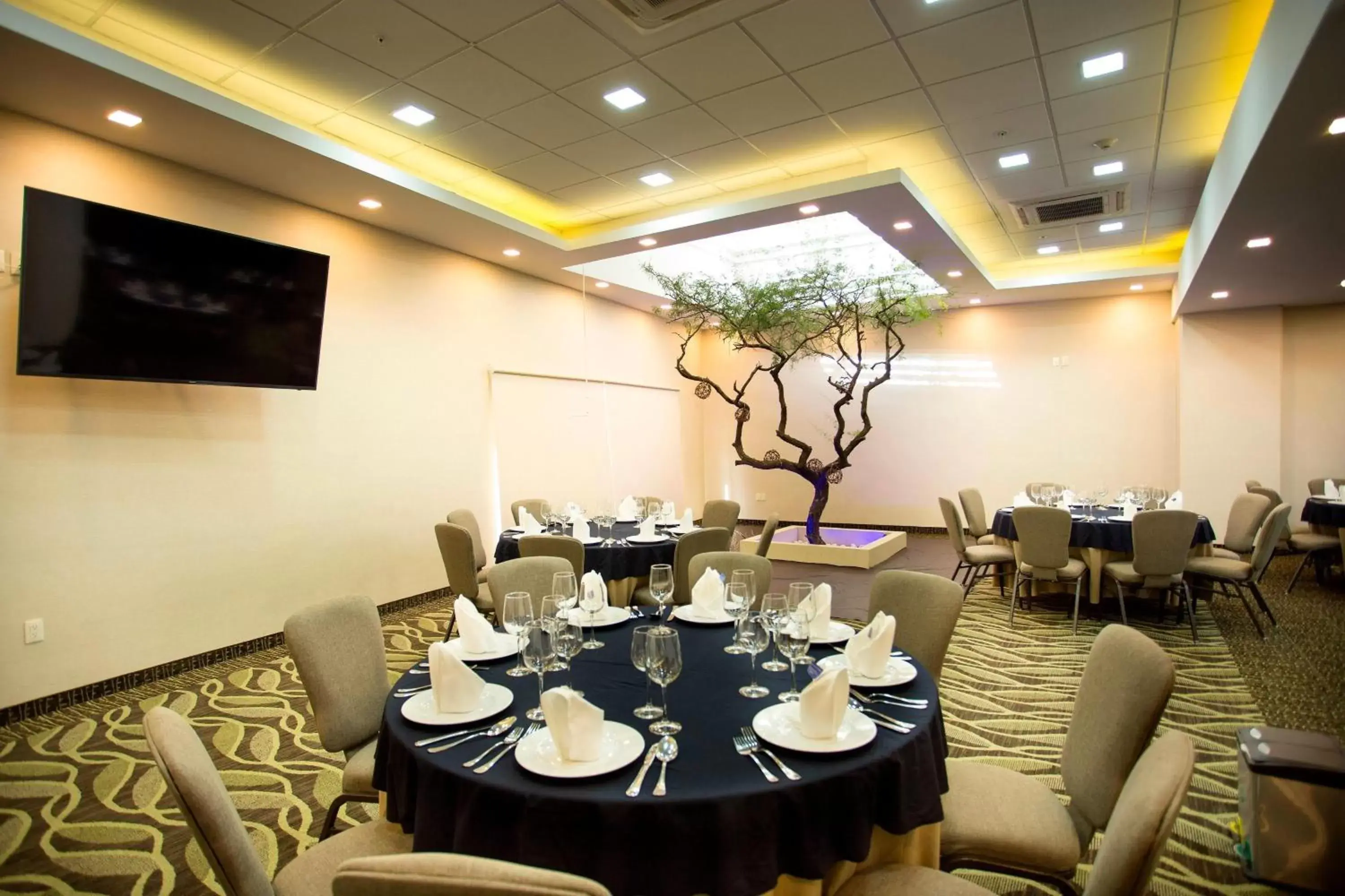 Meeting/conference room, Restaurant/Places to Eat in Four Points by Sheraton Queretaro Norte
