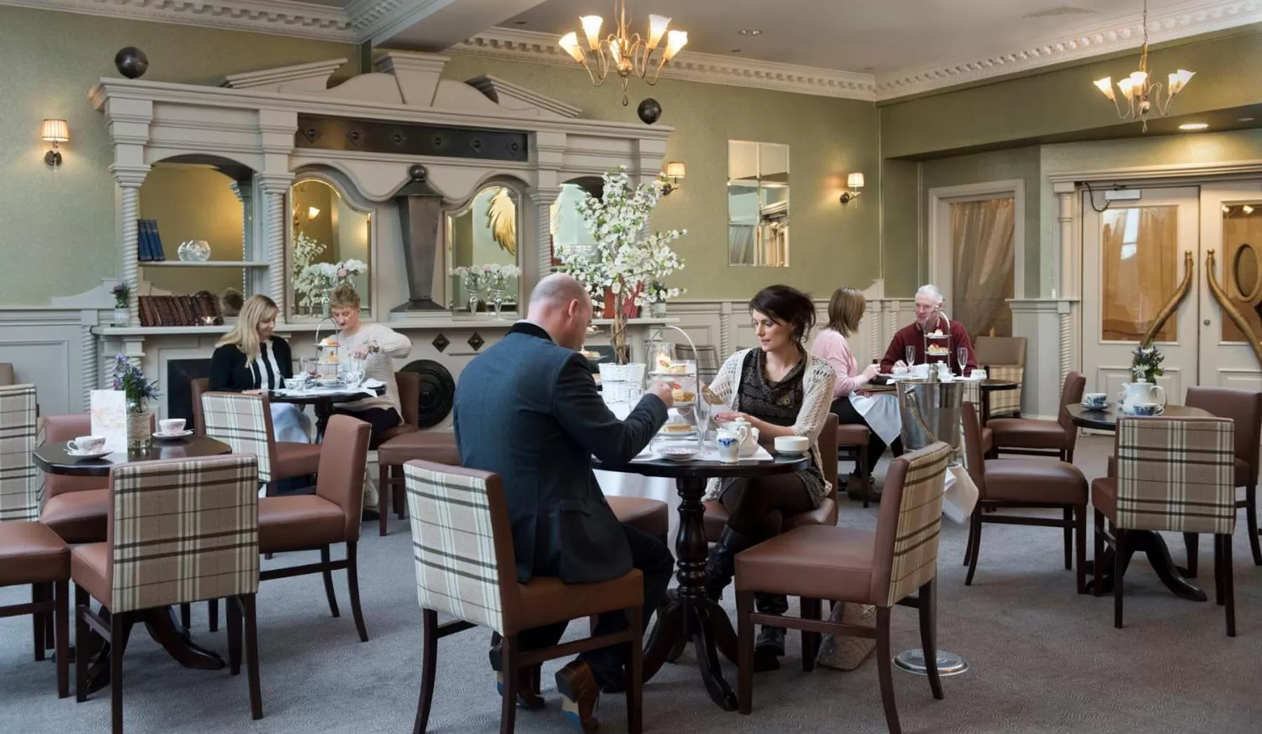 Restaurant/places to eat in Four Seasons Hotel & Leisure Club