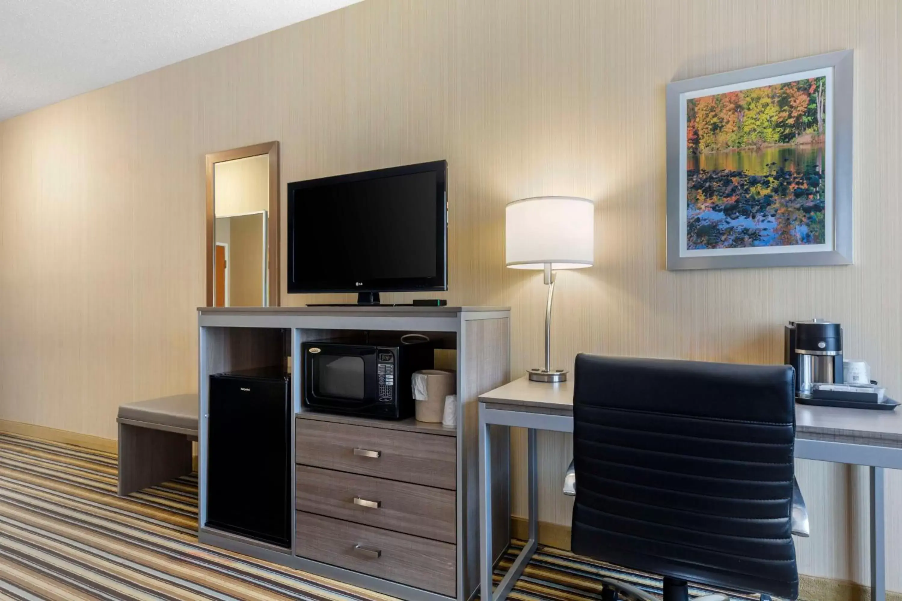 Bedroom, TV/Entertainment Center in Best Western Plus New England Inn & Suites