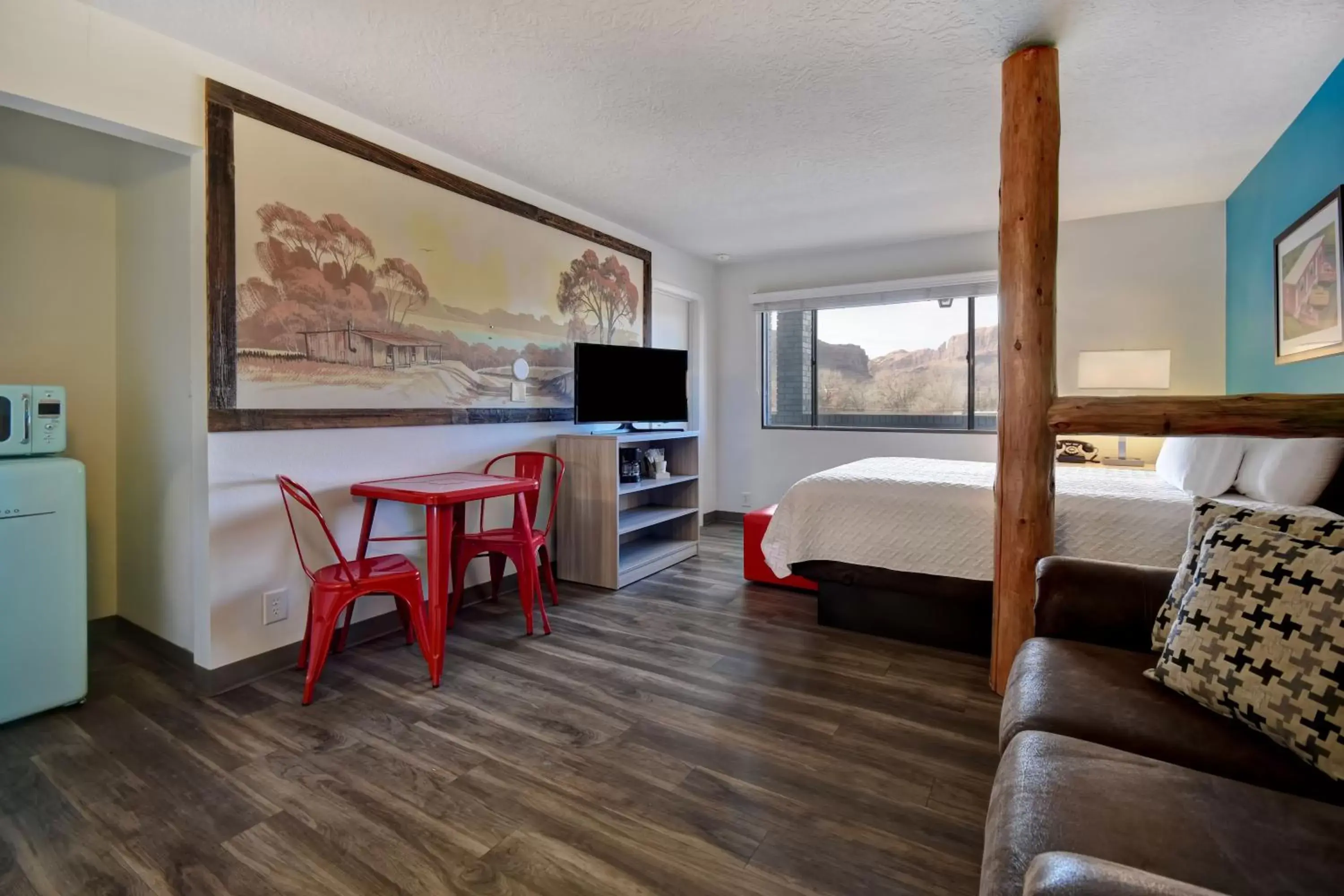 Bedroom, TV/Entertainment Center in Expedition Lodge