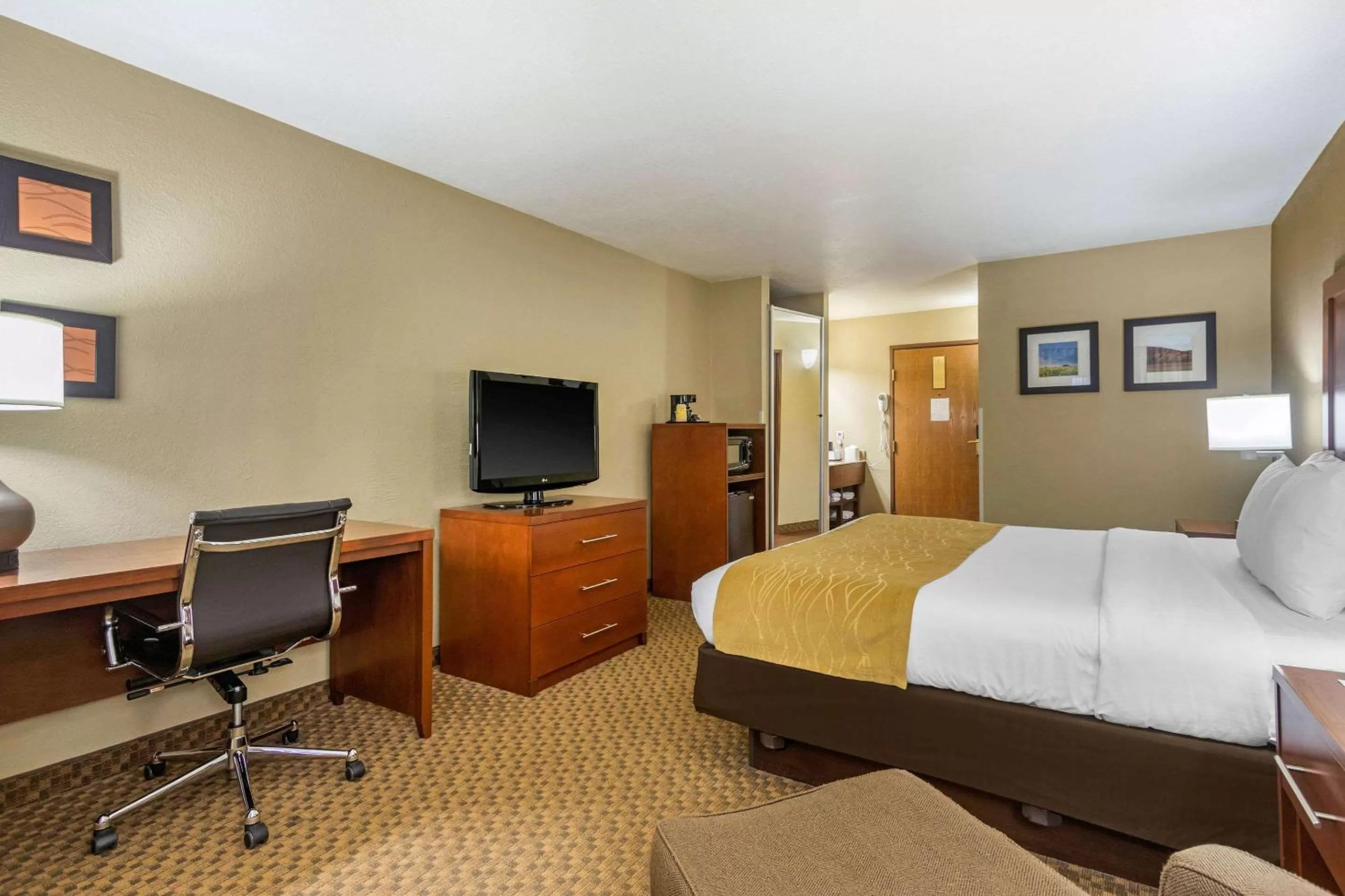 Photo of the whole room, Bed in Comfort Inn & Suites Springfield I-44