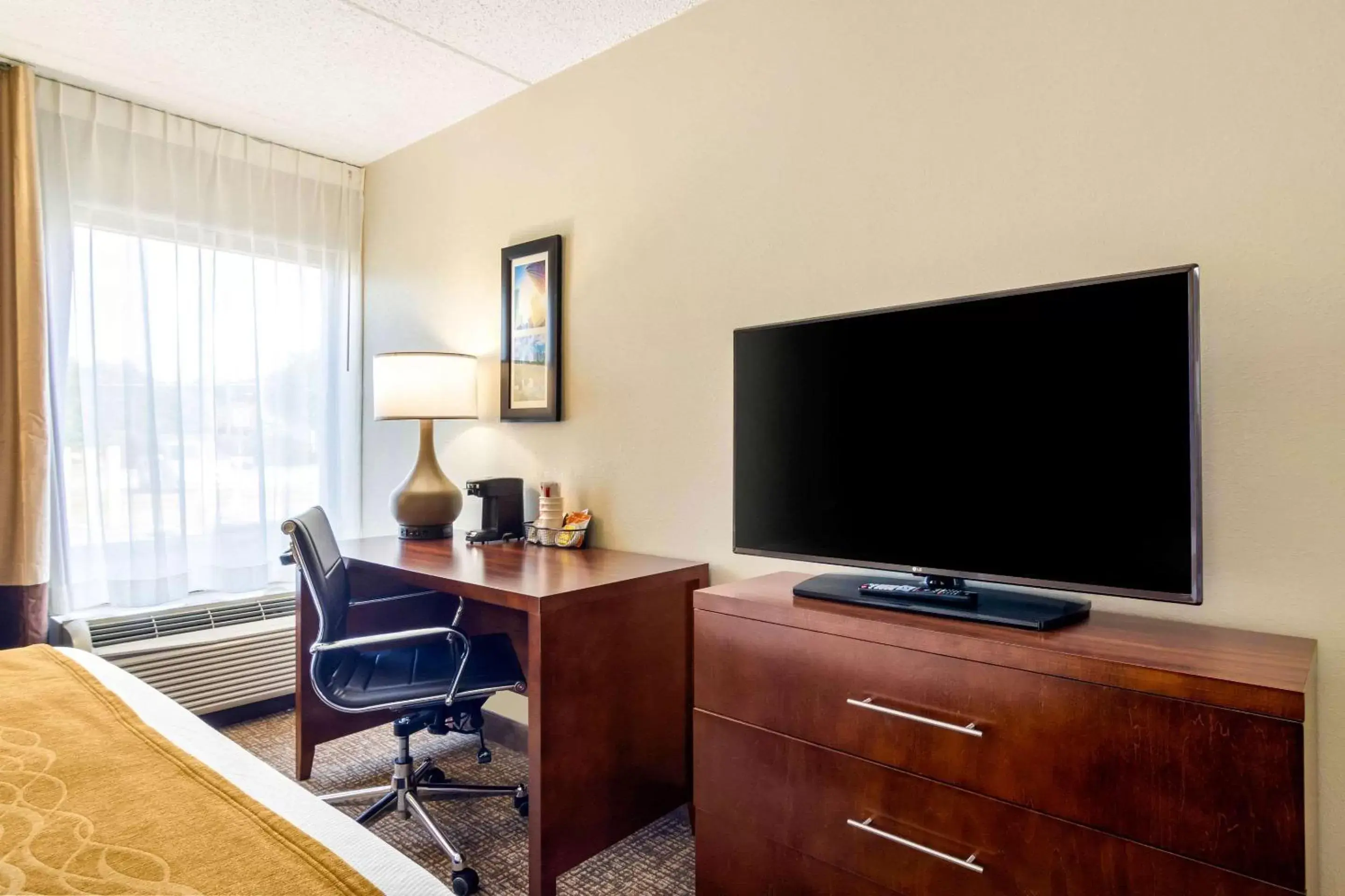 Photo of the whole room, TV/Entertainment Center in Comfort Inn Atlanta Airport