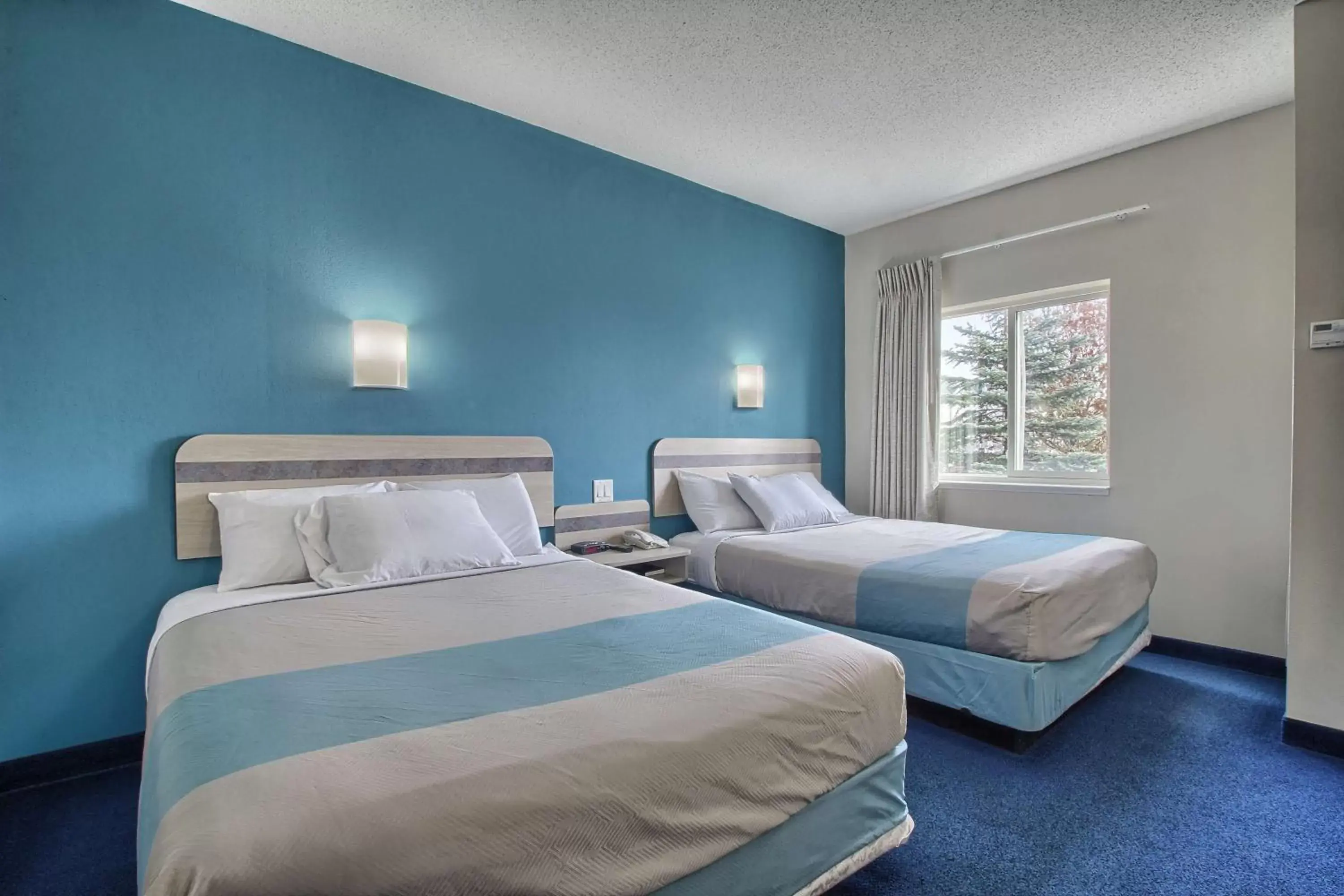 Bedroom, Bed in Motel 6-London, ON - Ontario
