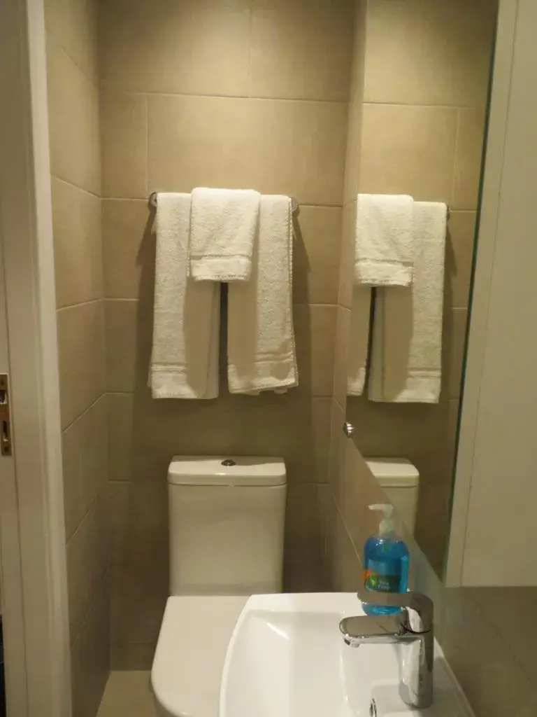 Bathroom in Glendale Hyde Park Hotel