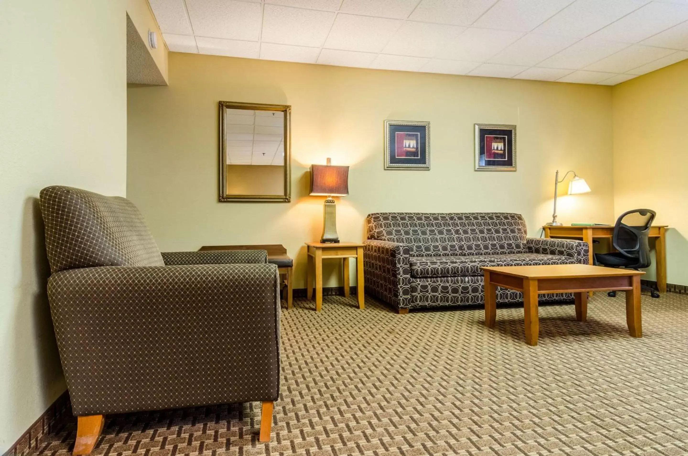 Photo of the whole room, Seating Area in Quality Inn Lumberton