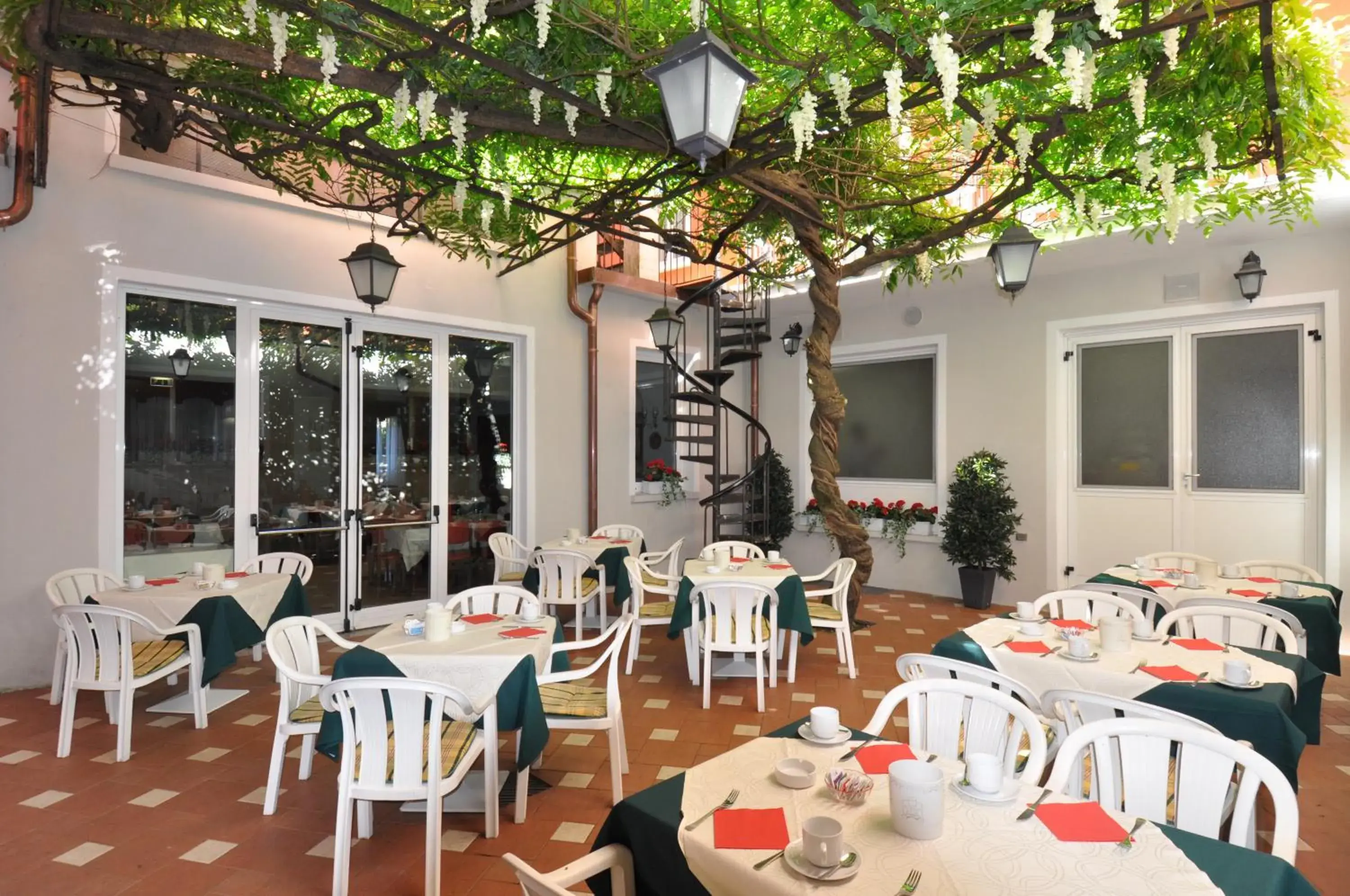 Restaurant/Places to Eat in Hotel Moderno