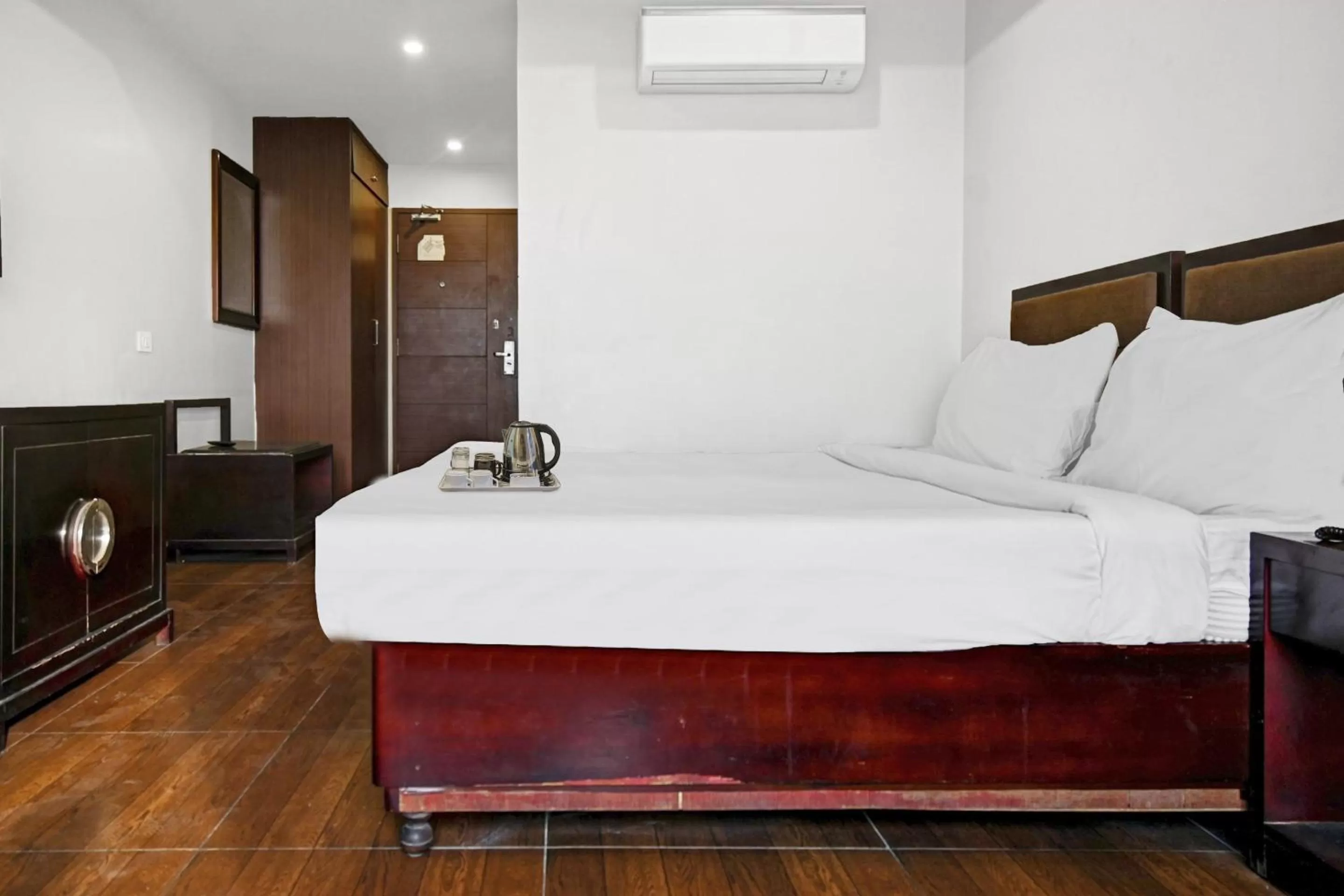 Bedroom, Bed in Super OYO Townhouse 132 Hotel The Grand