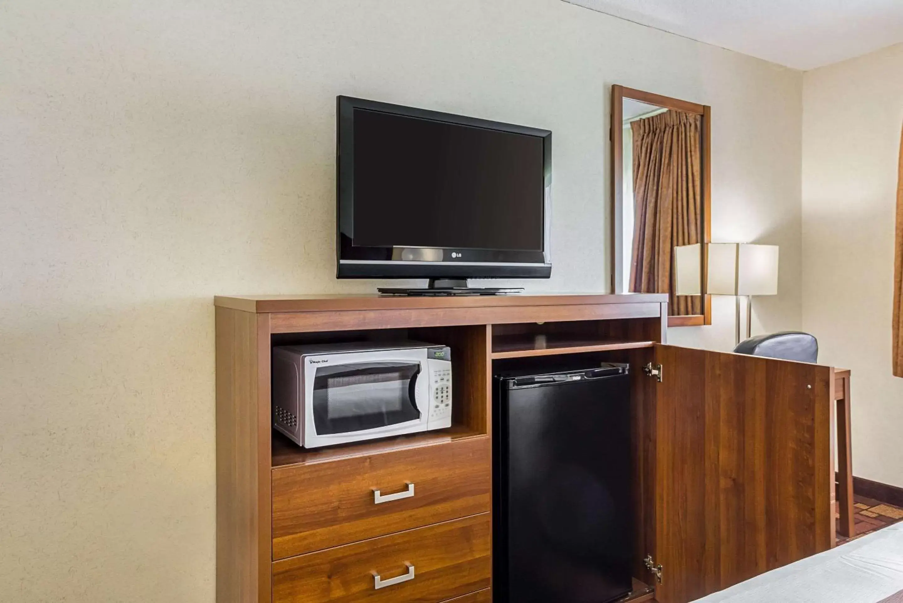 Photo of the whole room, TV/Entertainment Center in Econo Lodge Luverne I-90