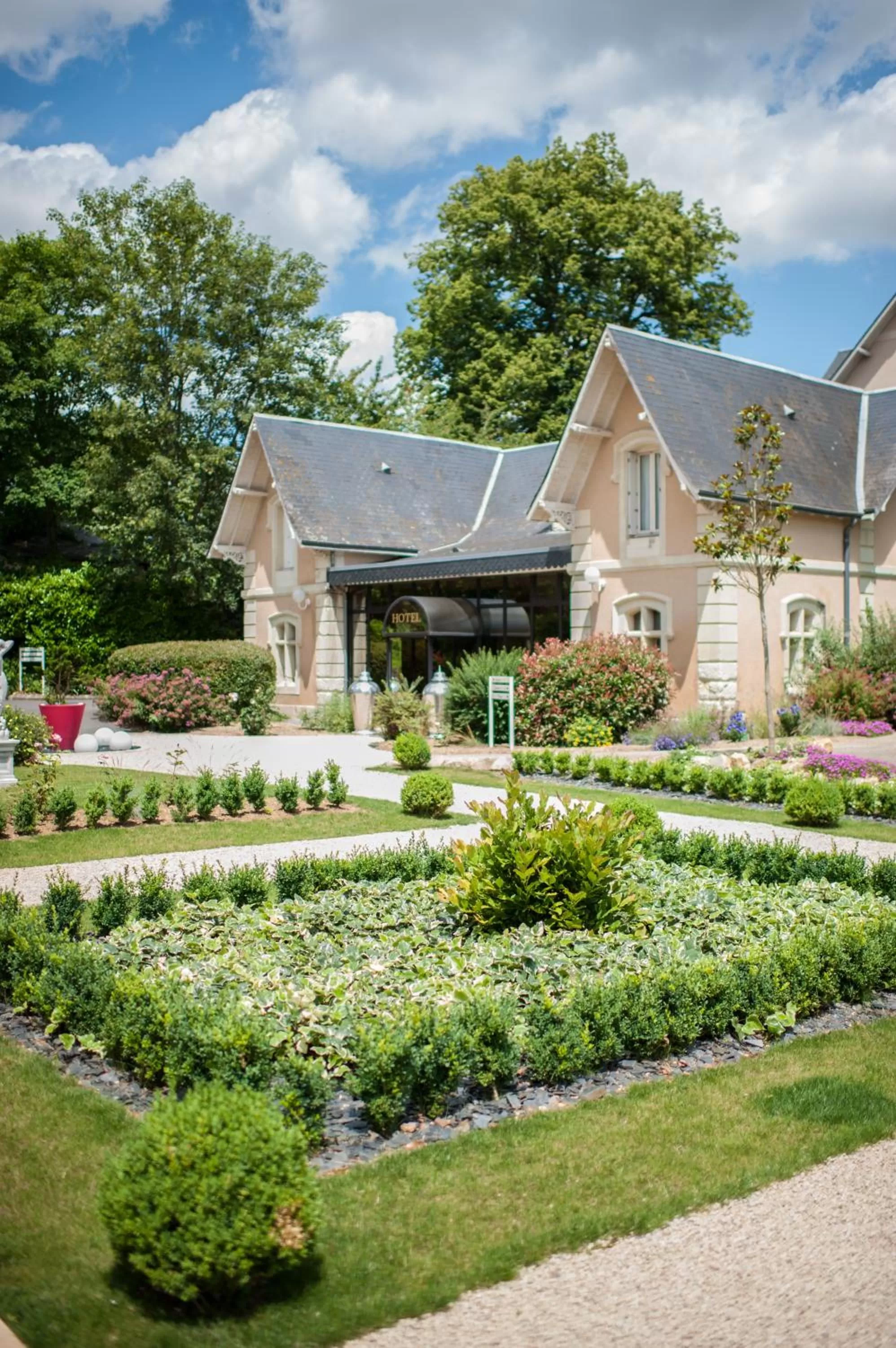 Facade/entrance in Chateau du Clos de la Ribaudiere - Teritoria