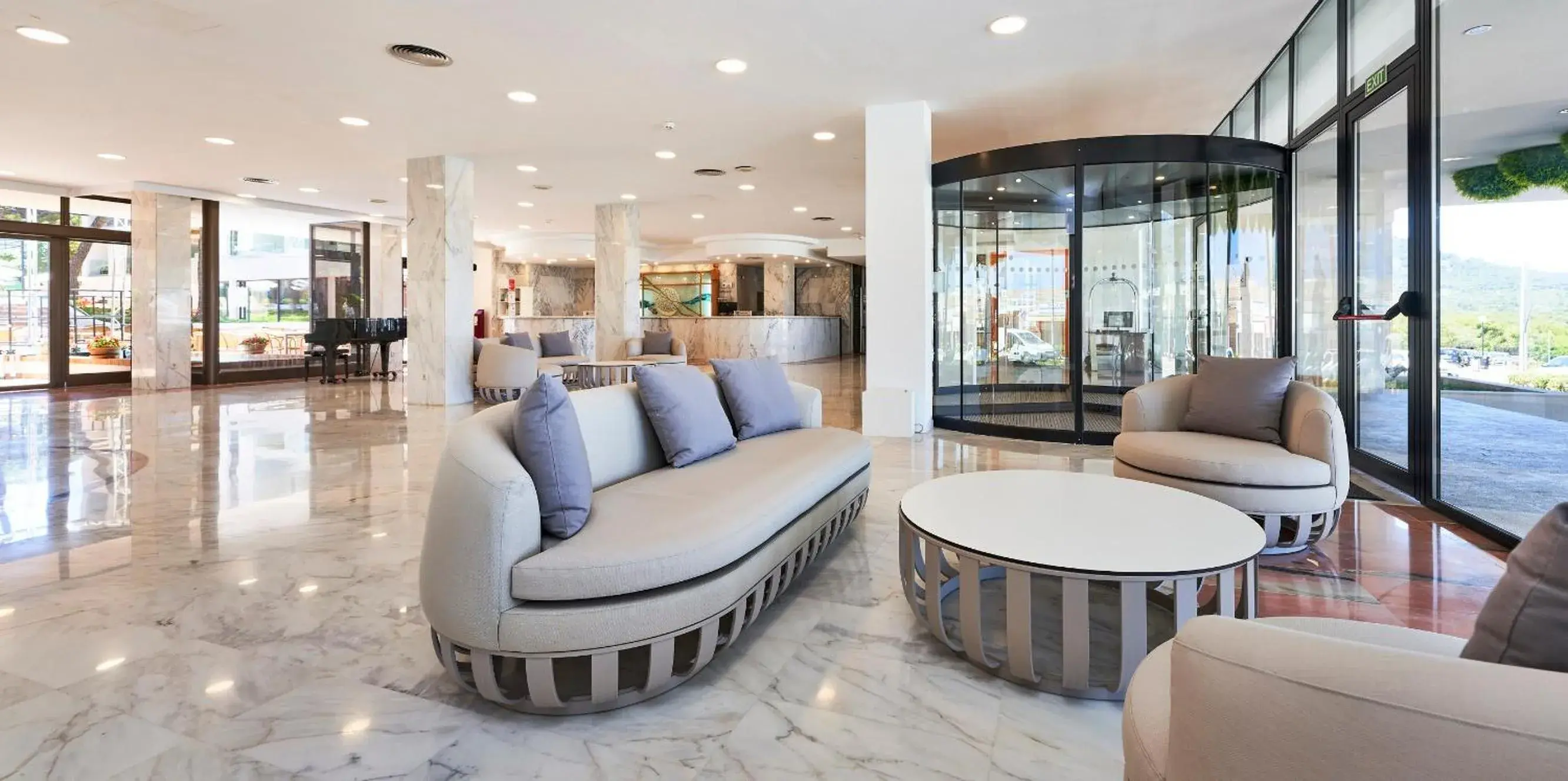 Lobby or reception, Lounge/Bar in Hotel & Spa S'Entrador Playa