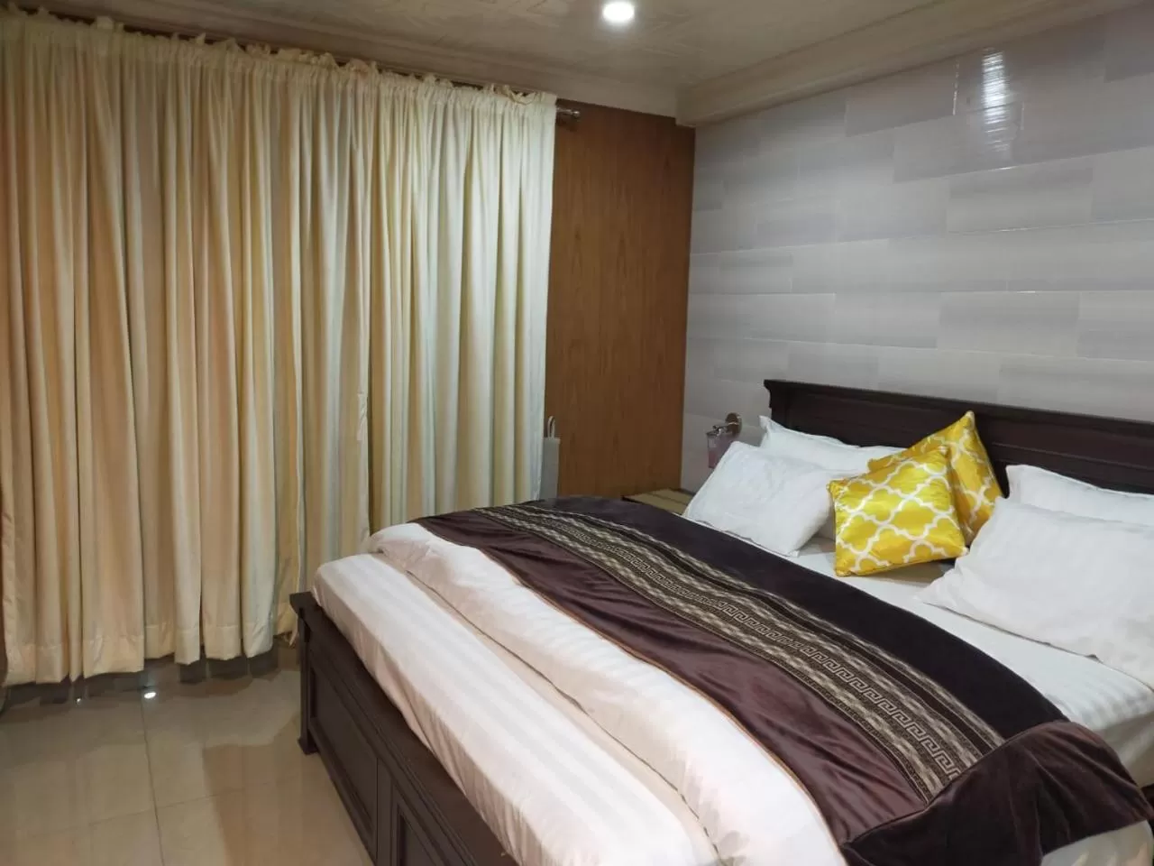 Bedroom, Bed in Shagufta Hotel Murree