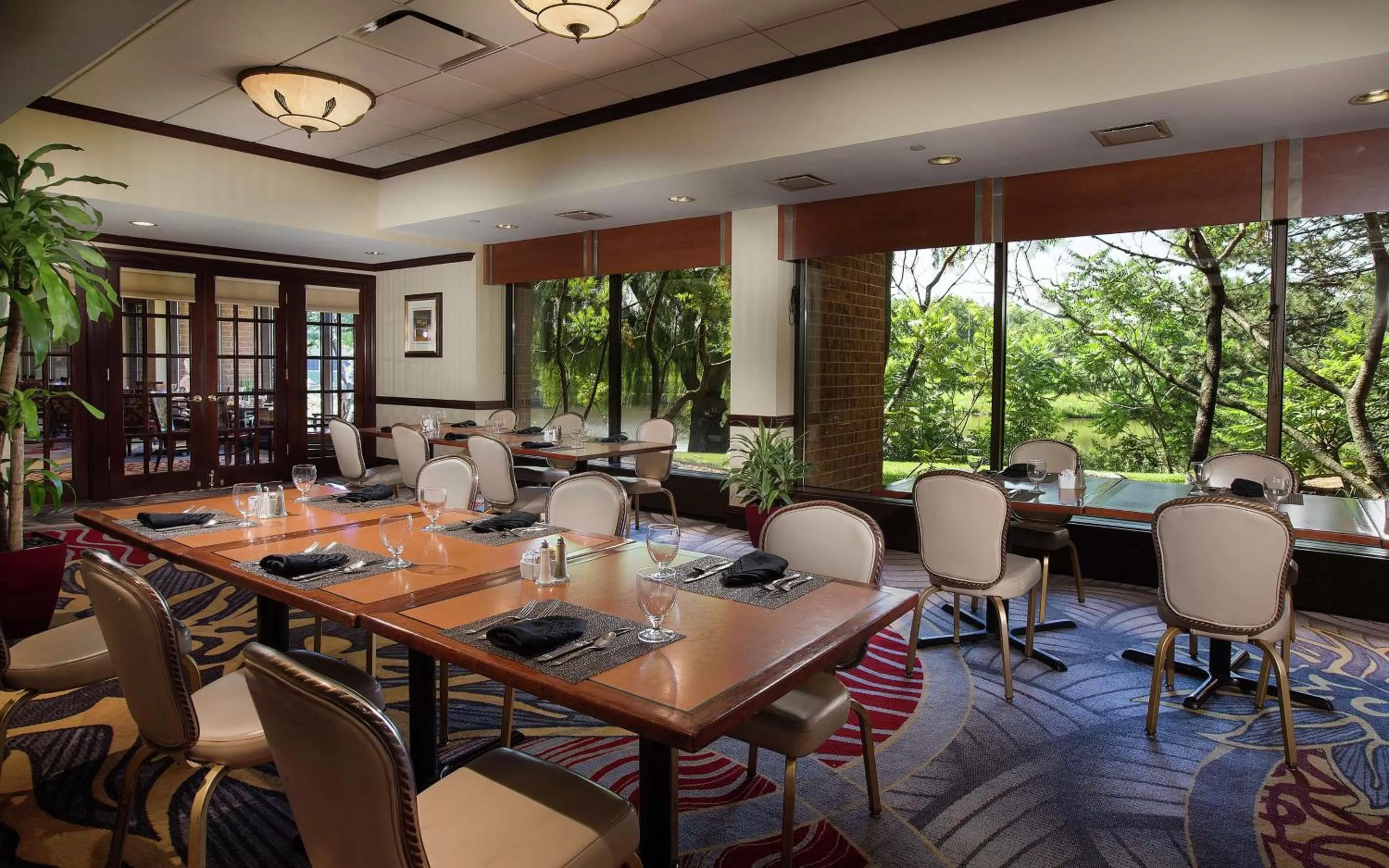 Restaurant/places to eat in DoubleTree by Hilton Lisle Naperville