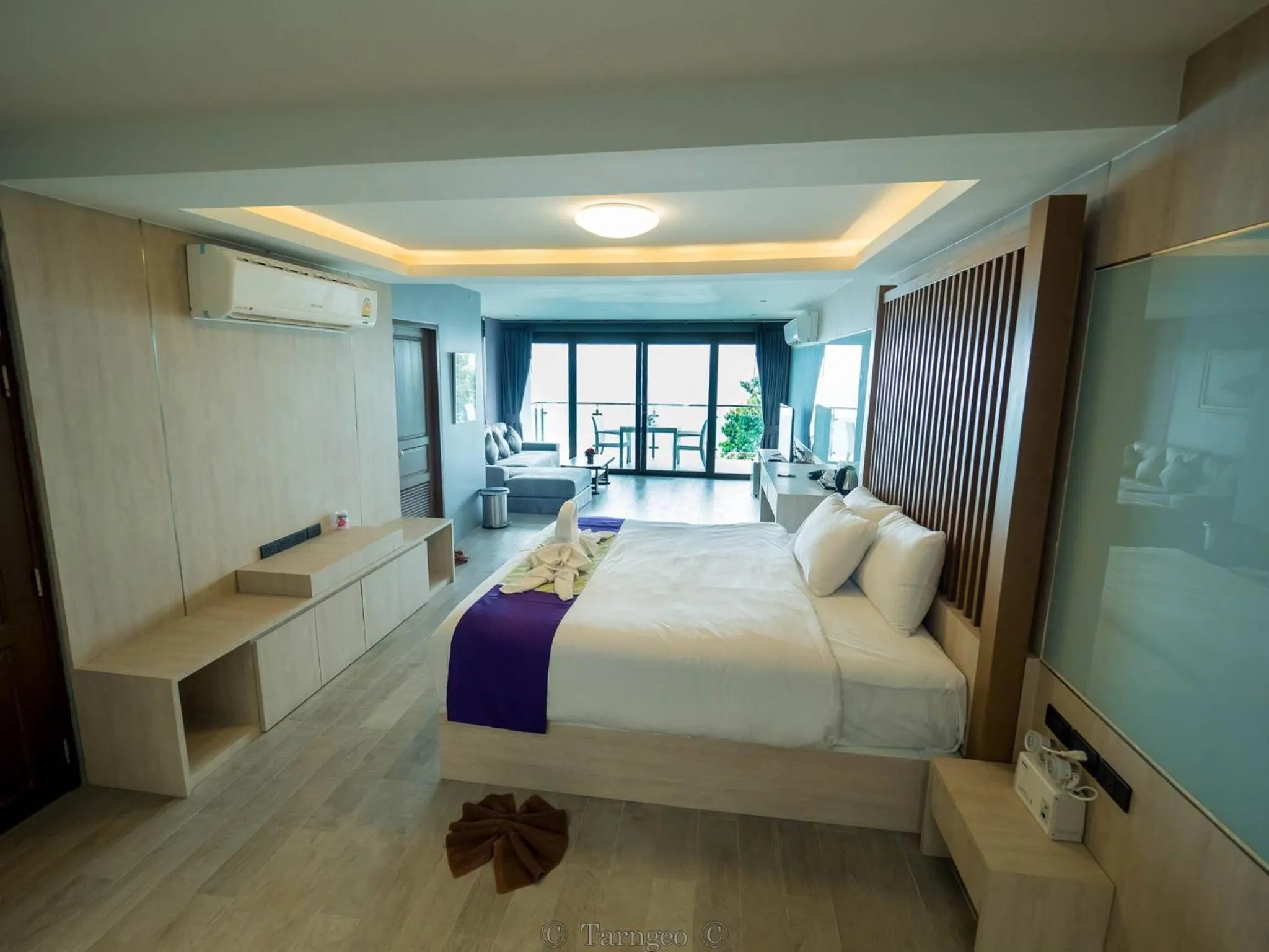 Photo of the whole room, Bed in Cliff Lanta Suite-Koh Lanta Krabi