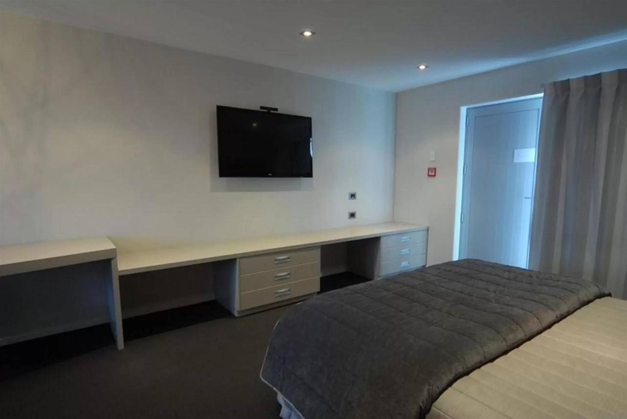 Bed, TV/Entertainment Center in Airport Gateway Motor Lodge