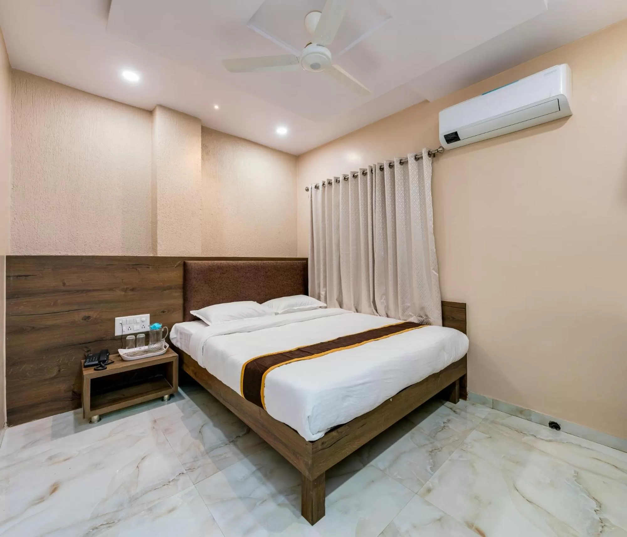 Bed in Hotel Aatithya Satkar Near Mahalaxmi Temple