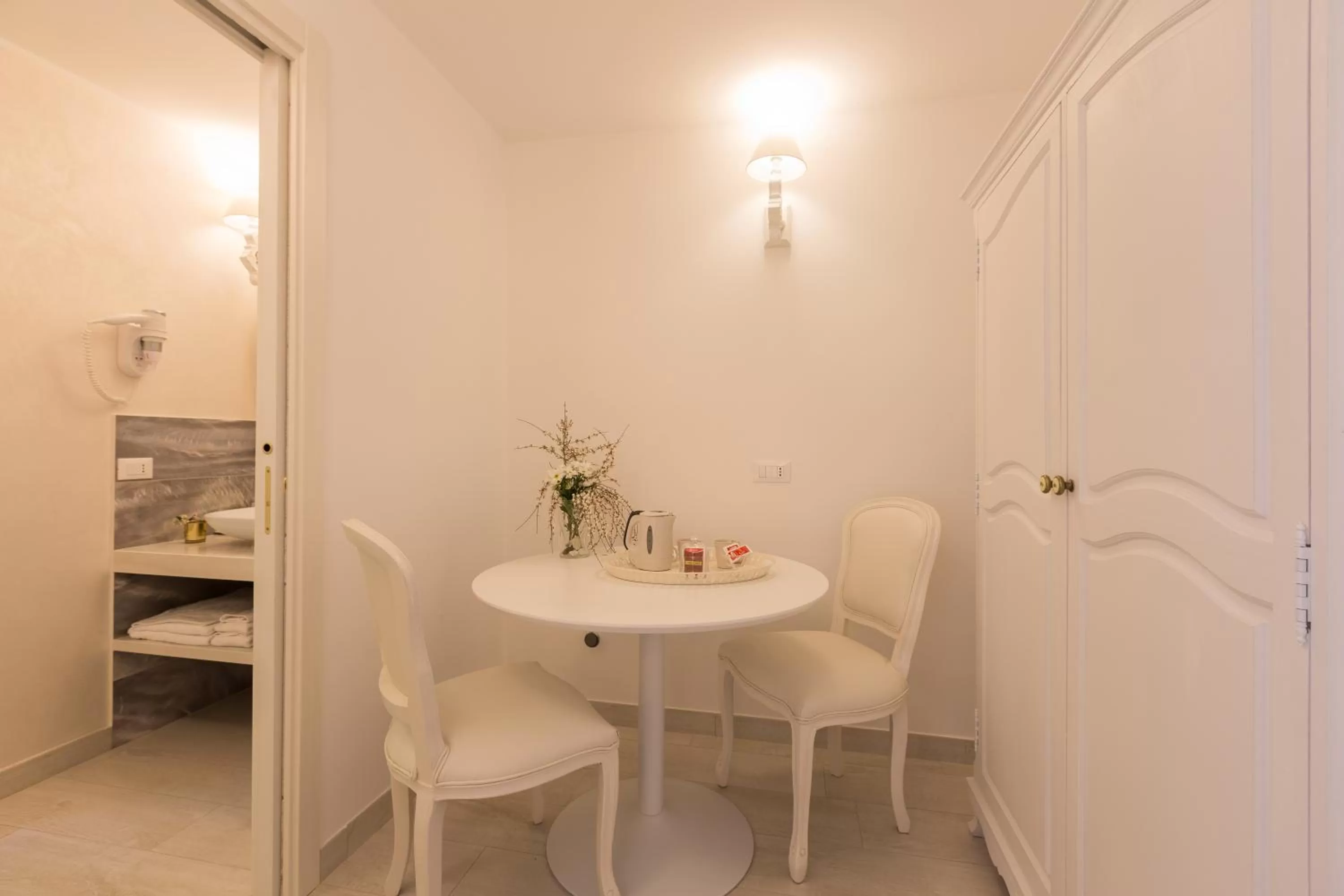 Seating area in Suite Le Perle